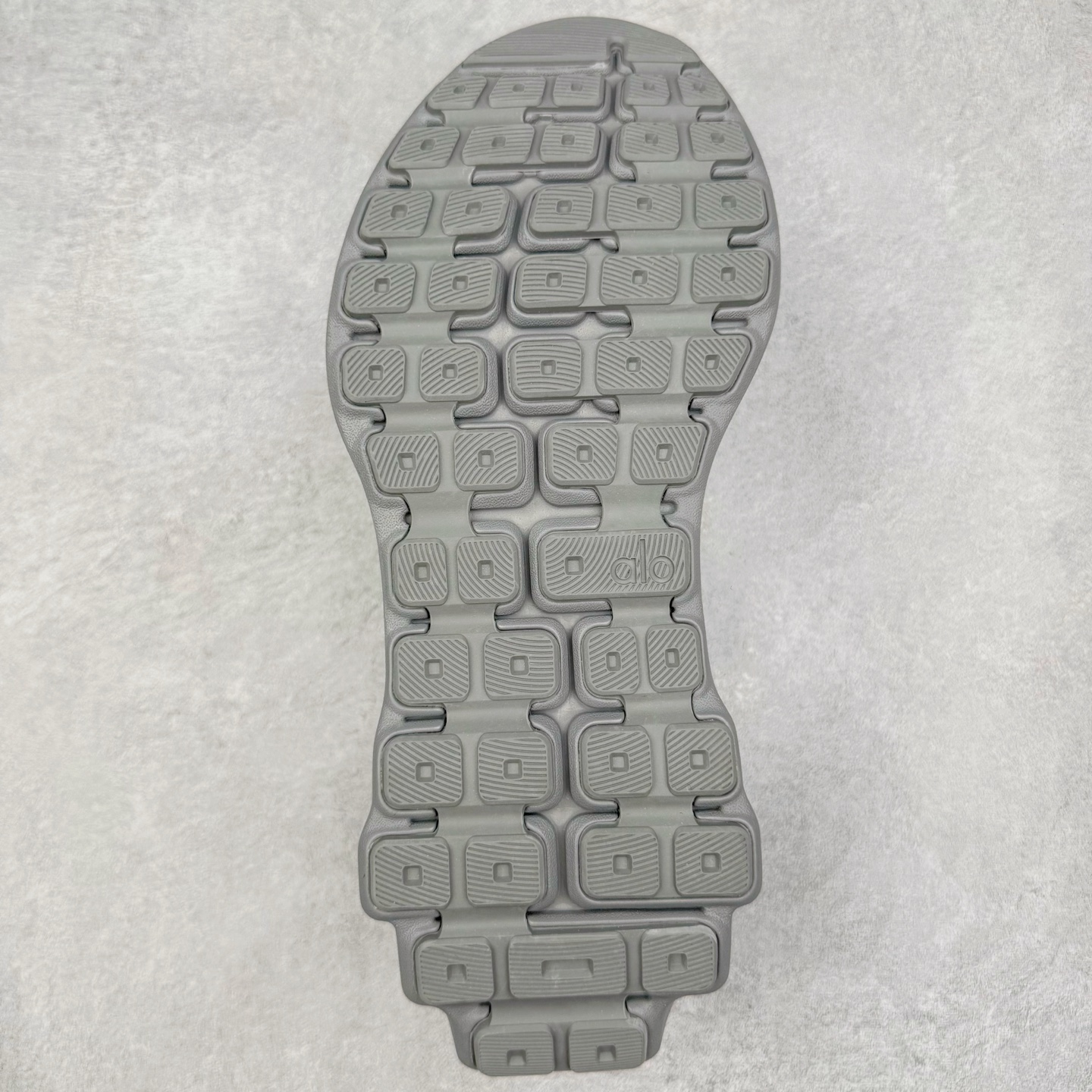 图片[9]-＃Lw纯原 Alo yoga Alo Runner 舒适百搭防滑耐磨低帮跑步鞋 Alo Yoga于2007年创立于洛杉矶，意在传播有意识的运动，同时激发人们的健康意识与创造力。品牌的核心理念在于制作能够带来完美体验的瑜伽服饰与功能性单品，让有意识的运动触入并改变生活。Alo Yoga将其设计延伸到日常服饰概念，坚持不懈地捕捉当代时尚潮流，将品牌的运动美学理念、精致前卫的设计与舒适功能面料完美结合。与此同时，Alo Yoga的设计受到了时尚界人士与名人们的追捧，Talor Swift、Kendall Jenner等街拍照片中都曾出现品牌不同单品的身影。尺码：36 36.5 37.5 38 38.5 39 40 40.5 41 42 42.5 43 44 44.5 45-选品中心