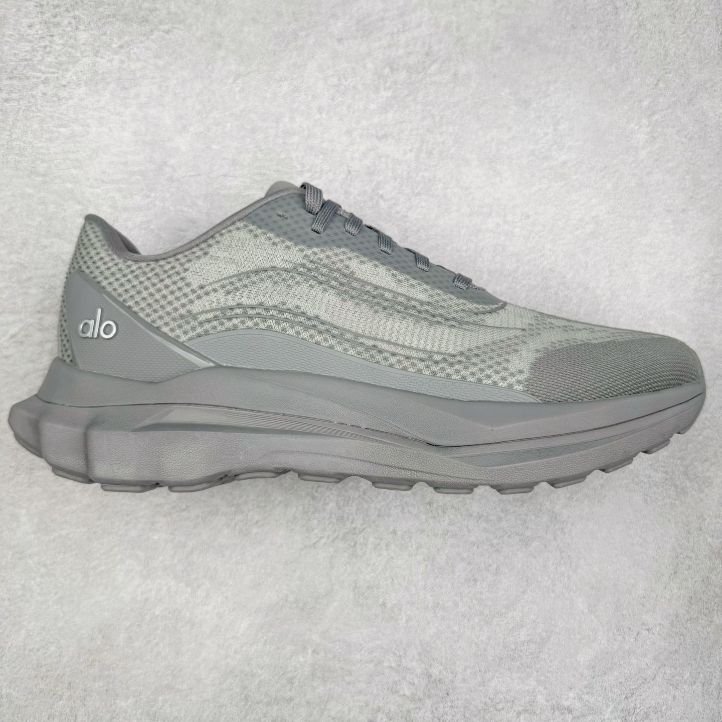 ＃Lw纯原 Alo yoga Alo Runner 舒适百搭防滑耐磨低帮跑步鞋 Alo Yoga于2007年创立于洛杉矶，意在传播有意识的运动，同时激发人们的健康意识与创造力。品牌的核心理念在于制作能够带来完美体验的瑜伽服饰与功能性单品，让有意识的运动触入并改变生活。Alo Yoga将其设计延伸到日常服饰概念，坚持不懈地捕捉当代时尚潮流，将品牌的运动美学理念、精致前卫的设计与舒适功能面料完美结合。与此同时，Alo Yoga的设计受到了时尚界人士与名人们的追捧，Talor Swift、Kendall Jenner等街拍照片中都曾出现品牌不同单品的身影。尺码：36 36.5 37.5 38 38.5 39 40 40.5 41 42 42.5 43 44 44.5 45-选品中心