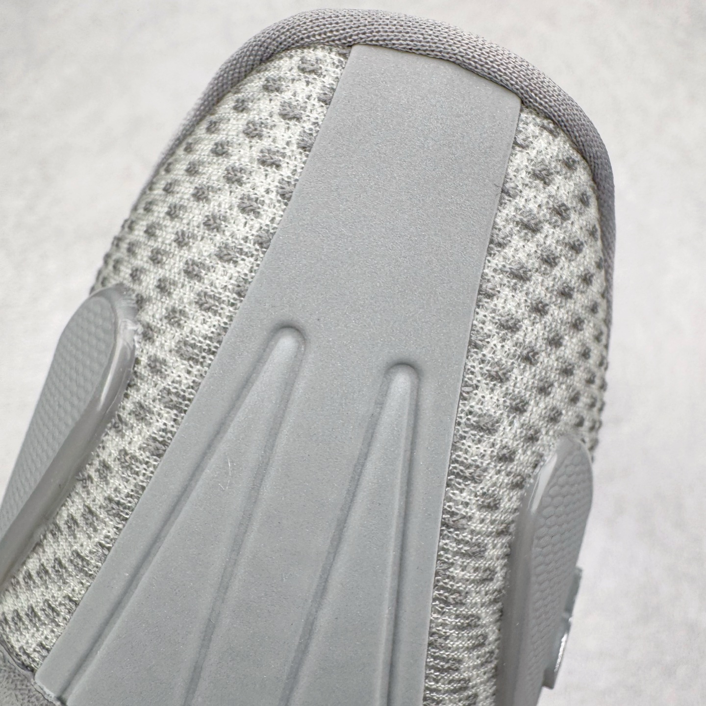 图片[15]-＃Lw纯原 Alo yoga Alo Runner 舒适百搭防滑耐磨低帮跑步鞋 Alo Yoga于2007年创立于洛杉矶，意在传播有意识的运动，同时激发人们的健康意识与创造力。品牌的核心理念在于制作能够带来完美体验的瑜伽服饰与功能性单品，让有意识的运动触入并改变生活。Alo Yoga将其设计延伸到日常服饰概念，坚持不懈地捕捉当代时尚潮流，将品牌的运动美学理念、精致前卫的设计与舒适功能面料完美结合。与此同时，Alo Yoga的设计受到了时尚界人士与名人们的追捧，Talor Swift、Kendall Jenner等街拍照片中都曾出现品牌不同单品的身影。尺码：36 36.5 37.5 38 38.5 39 40 40.5 41 42 42.5 43 44 44.5 45-选品中心