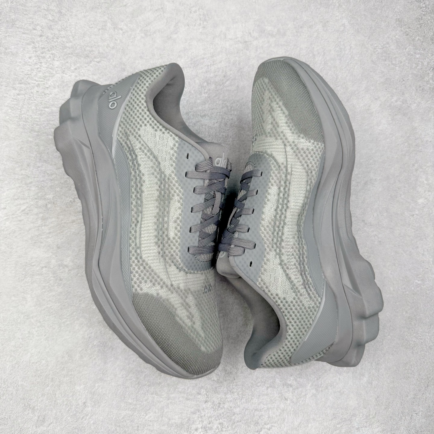 图片[3]-＃Lw纯原 Alo yoga Alo Runner 舒适百搭防滑耐磨低帮跑步鞋 Alo Yoga于2007年创立于洛杉矶，意在传播有意识的运动，同时激发人们的健康意识与创造力。品牌的核心理念在于制作能够带来完美体验的瑜伽服饰与功能性单品，让有意识的运动触入并改变生活。Alo Yoga将其设计延伸到日常服饰概念，坚持不懈地捕捉当代时尚潮流，将品牌的运动美学理念、精致前卫的设计与舒适功能面料完美结合。与此同时，Alo Yoga的设计受到了时尚界人士与名人们的追捧，Talor Swift、Kendall Jenner等街拍照片中都曾出现品牌不同单品的身影。尺码：36 36.5 37.5 38 38.5 39 40 40.5 41 42 42.5 43 44 44.5 45-选品中心
