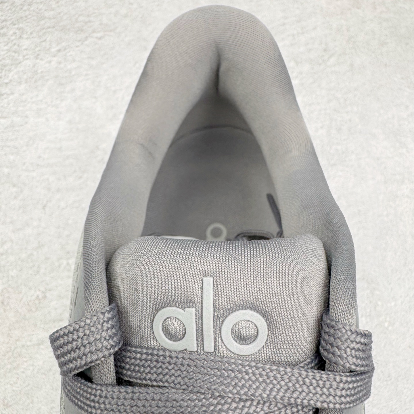 图片[13]-＃Lw纯原 Alo yoga Alo Runner 舒适百搭防滑耐磨低帮跑步鞋 Alo Yoga于2007年创立于洛杉矶，意在传播有意识的运动，同时激发人们的健康意识与创造力。品牌的核心理念在于制作能够带来完美体验的瑜伽服饰与功能性单品，让有意识的运动触入并改变生活。Alo Yoga将其设计延伸到日常服饰概念，坚持不懈地捕捉当代时尚潮流，将品牌的运动美学理念、精致前卫的设计与舒适功能面料完美结合。与此同时，Alo Yoga的设计受到了时尚界人士与名人们的追捧，Talor Swift、Kendall Jenner等街拍照片中都曾出现品牌不同单品的身影。尺码：36 36.5 37.5 38 38.5 39 40 40.5 41 42 42.5 43 44 44.5 45-选品中心