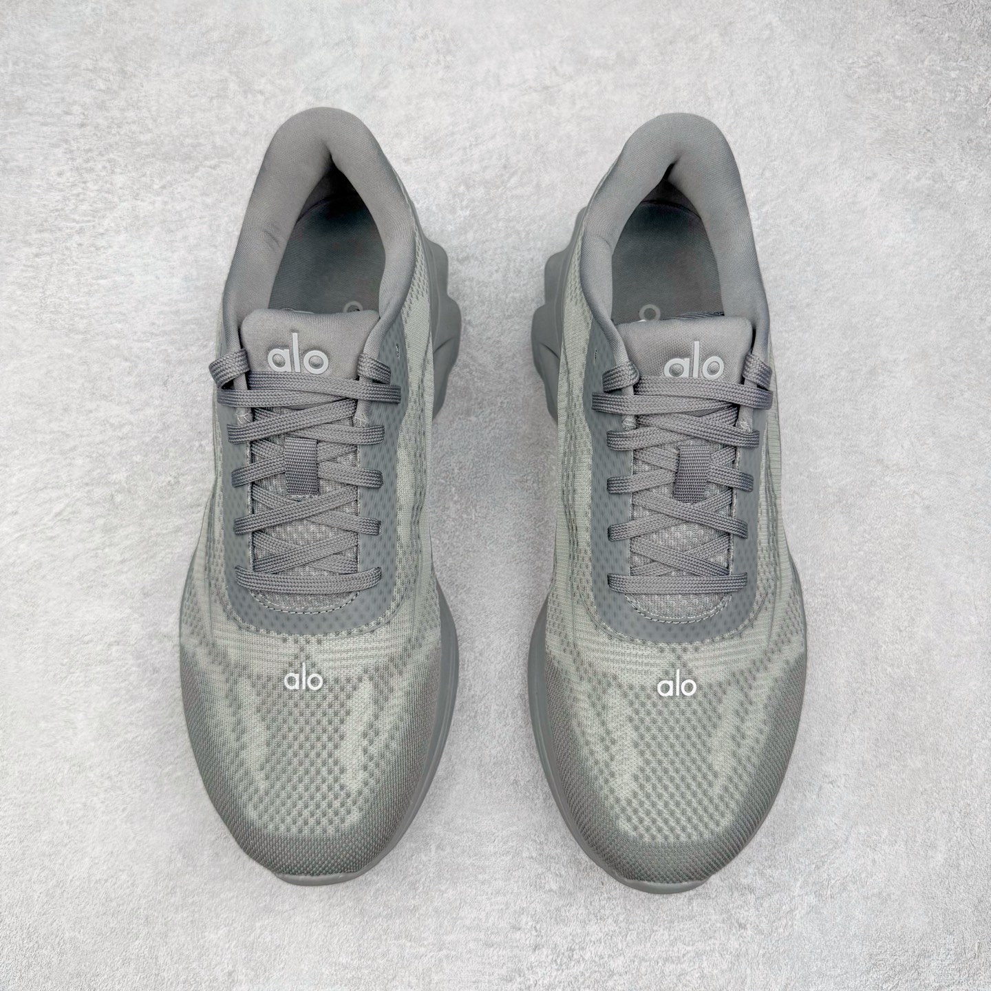 图片[2]-＃Lw纯原 Alo yoga Alo Runner 舒适百搭防滑耐磨低帮跑步鞋 Alo Yoga于2007年创立于洛杉矶，意在传播有意识的运动，同时激发人们的健康意识与创造力。品牌的核心理念在于制作能够带来完美体验的瑜伽服饰与功能性单品，让有意识的运动触入并改变生活。Alo Yoga将其设计延伸到日常服饰概念，坚持不懈地捕捉当代时尚潮流，将品牌的运动美学理念、精致前卫的设计与舒适功能面料完美结合。与此同时，Alo Yoga的设计受到了时尚界人士与名人们的追捧，Talor Swift、Kendall Jenner等街拍照片中都曾出现品牌不同单品的身影。尺码：36 36.5 37.5 38 38.5 39 40 40.5 41 42 42.5 43 44 44.5 45-选品中心
