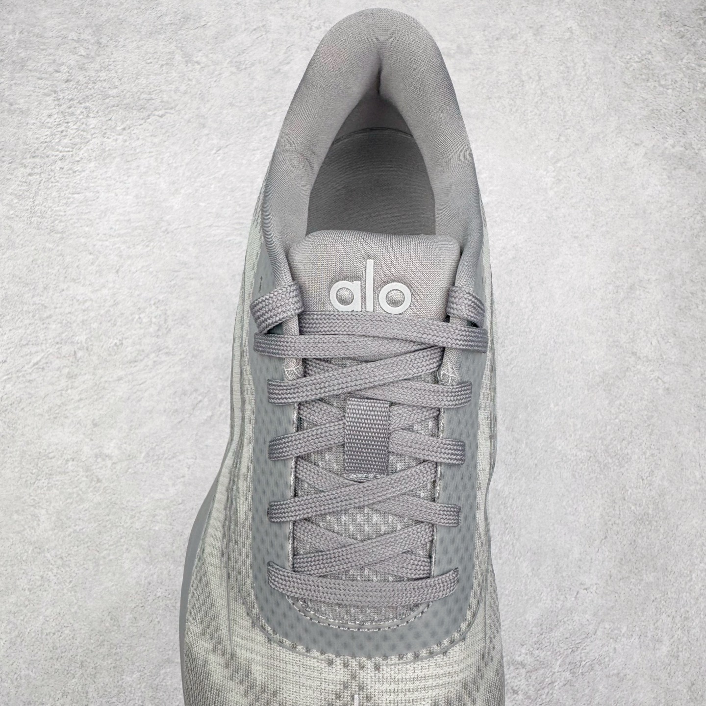 图片[5]-＃Lw纯原 Alo yoga Alo Runner 舒适百搭防滑耐磨低帮跑步鞋 Alo Yoga于2007年创立于洛杉矶，意在传播有意识的运动，同时激发人们的健康意识与创造力。品牌的核心理念在于制作能够带来完美体验的瑜伽服饰与功能性单品，让有意识的运动触入并改变生活。Alo Yoga将其设计延伸到日常服饰概念，坚持不懈地捕捉当代时尚潮流，将品牌的运动美学理念、精致前卫的设计与舒适功能面料完美结合。与此同时，Alo Yoga的设计受到了时尚界人士与名人们的追捧，Talor Swift、Kendall Jenner等街拍照片中都曾出现品牌不同单品的身影。尺码：36 36.5 37.5 38 38.5 39 40 40.5 41 42 42.5 43 44 44.5 45-选品中心
