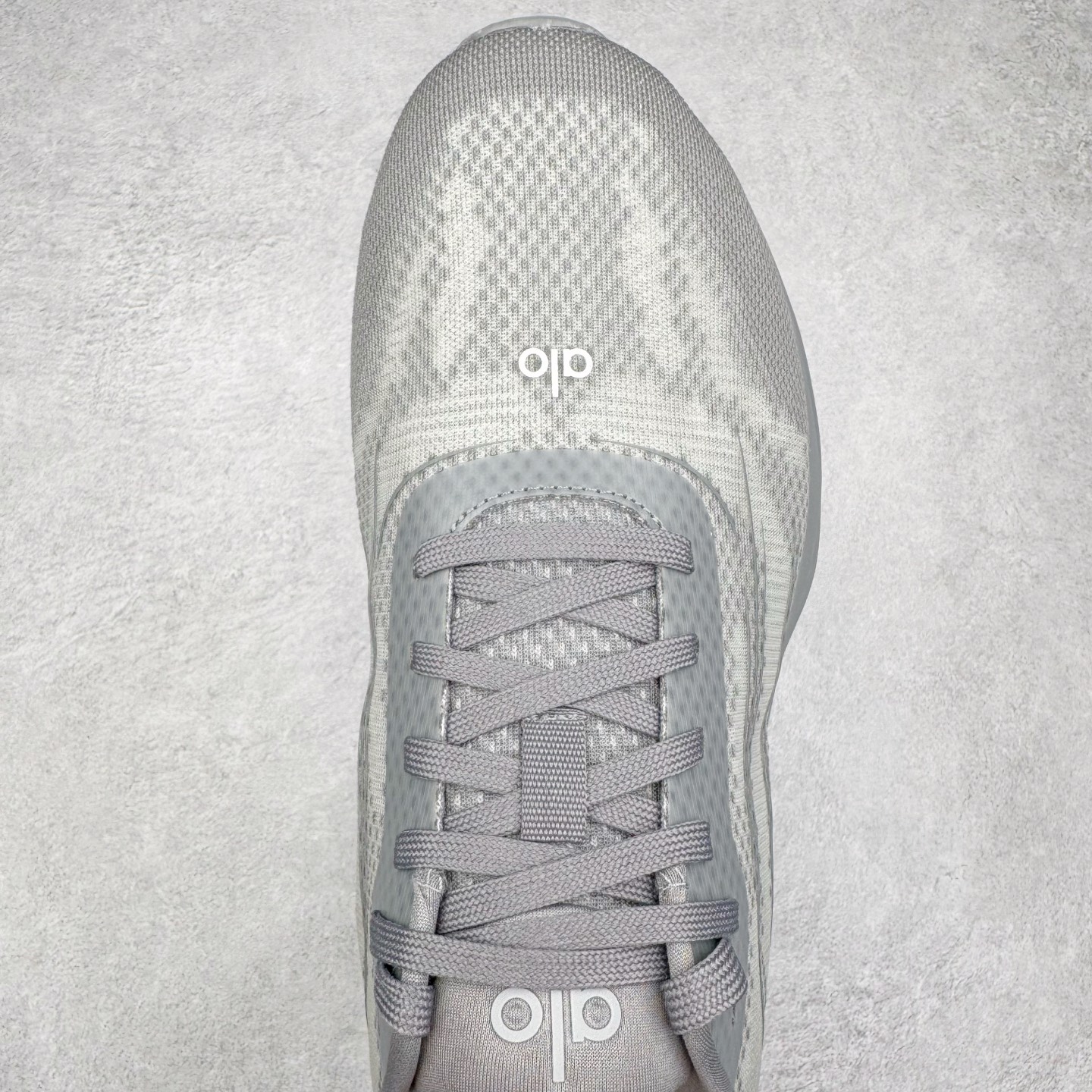 图片[4]-＃Lw纯原 Alo yoga Alo Runner 舒适百搭防滑耐磨低帮跑步鞋 Alo Yoga于2007年创立于洛杉矶，意在传播有意识的运动，同时激发人们的健康意识与创造力。品牌的核心理念在于制作能够带来完美体验的瑜伽服饰与功能性单品，让有意识的运动触入并改变生活。Alo Yoga将其设计延伸到日常服饰概念，坚持不懈地捕捉当代时尚潮流，将品牌的运动美学理念、精致前卫的设计与舒适功能面料完美结合。与此同时，Alo Yoga的设计受到了时尚界人士与名人们的追捧，Talor Swift、Kendall Jenner等街拍照片中都曾出现品牌不同单品的身影。尺码：36 36.5 37.5 38 38.5 39 40 40.5 41 42 42.5 43 44 44.5 45-选品中心