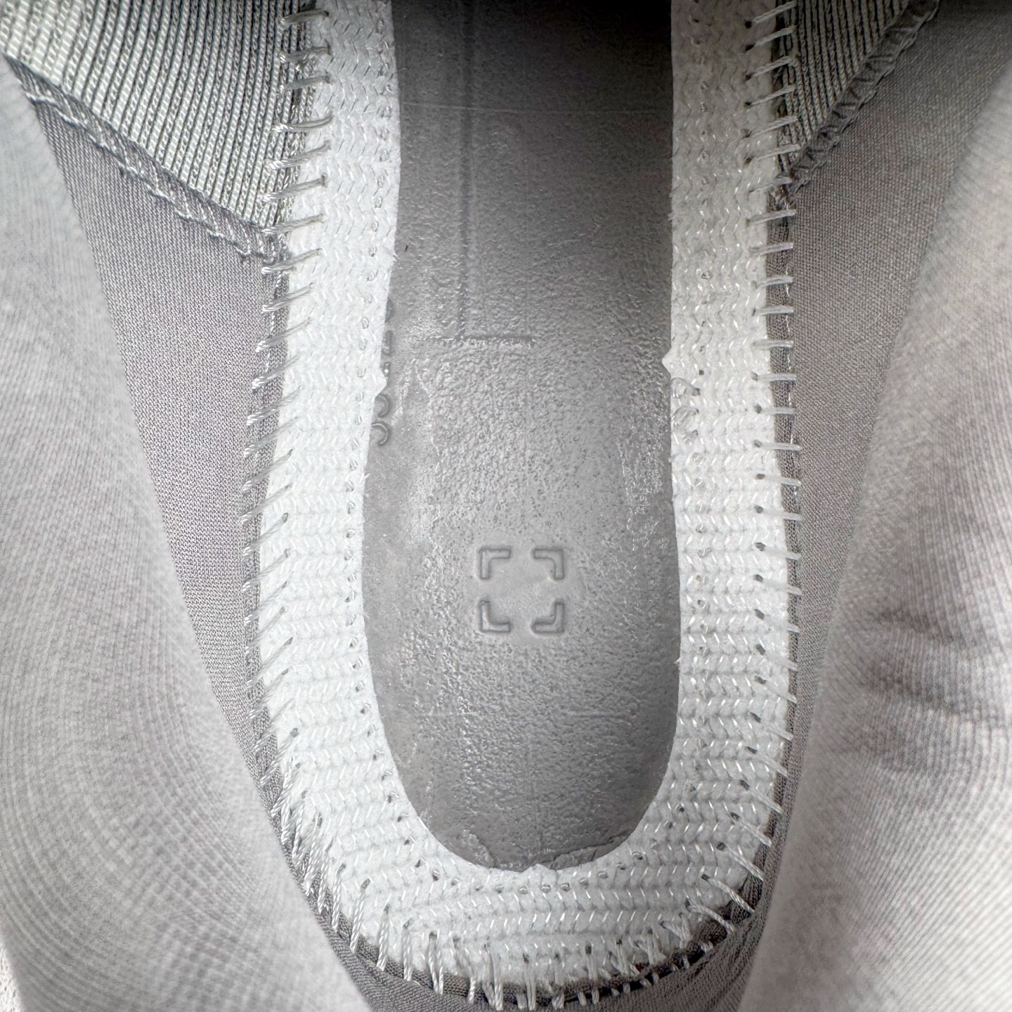 图片[11]-＃Lw纯原 Alo yoga Alo Runner 舒适百搭防滑耐磨低帮跑步鞋 Alo Yoga于2007年创立于洛杉矶，意在传播有意识的运动，同时激发人们的健康意识与创造力。品牌的核心理念在于制作能够带来完美体验的瑜伽服饰与功能性单品，让有意识的运动触入并改变生活。Alo Yoga将其设计延伸到日常服饰概念，坚持不懈地捕捉当代时尚潮流，将品牌的运动美学理念、精致前卫的设计与舒适功能面料完美结合。与此同时，Alo Yoga的设计受到了时尚界人士与名人们的追捧，Talor Swift、Kendall Jenner等街拍照片中都曾出现品牌不同单品的身影。尺码：36 36.5 37.5 38 38.5 39 40 40.5 41 42 42.5 43 44 44.5 45-选品中心