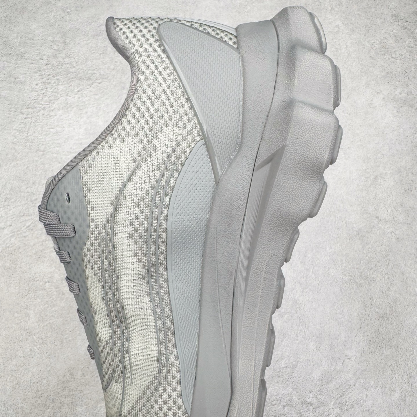 图片[7]-＃Lw纯原 Alo yoga Alo Runner 舒适百搭防滑耐磨低帮跑步鞋 Alo Yoga于2007年创立于洛杉矶，意在传播有意识的运动，同时激发人们的健康意识与创造力。品牌的核心理念在于制作能够带来完美体验的瑜伽服饰与功能性单品，让有意识的运动触入并改变生活。Alo Yoga将其设计延伸到日常服饰概念，坚持不懈地捕捉当代时尚潮流，将品牌的运动美学理念、精致前卫的设计与舒适功能面料完美结合。与此同时，Alo Yoga的设计受到了时尚界人士与名人们的追捧，Talor Swift、Kendall Jenner等街拍照片中都曾出现品牌不同单品的身影。尺码：36 36.5 37.5 38 38.5 39 40 40.5 41 42 42.5 43 44 44.5 45-选品中心