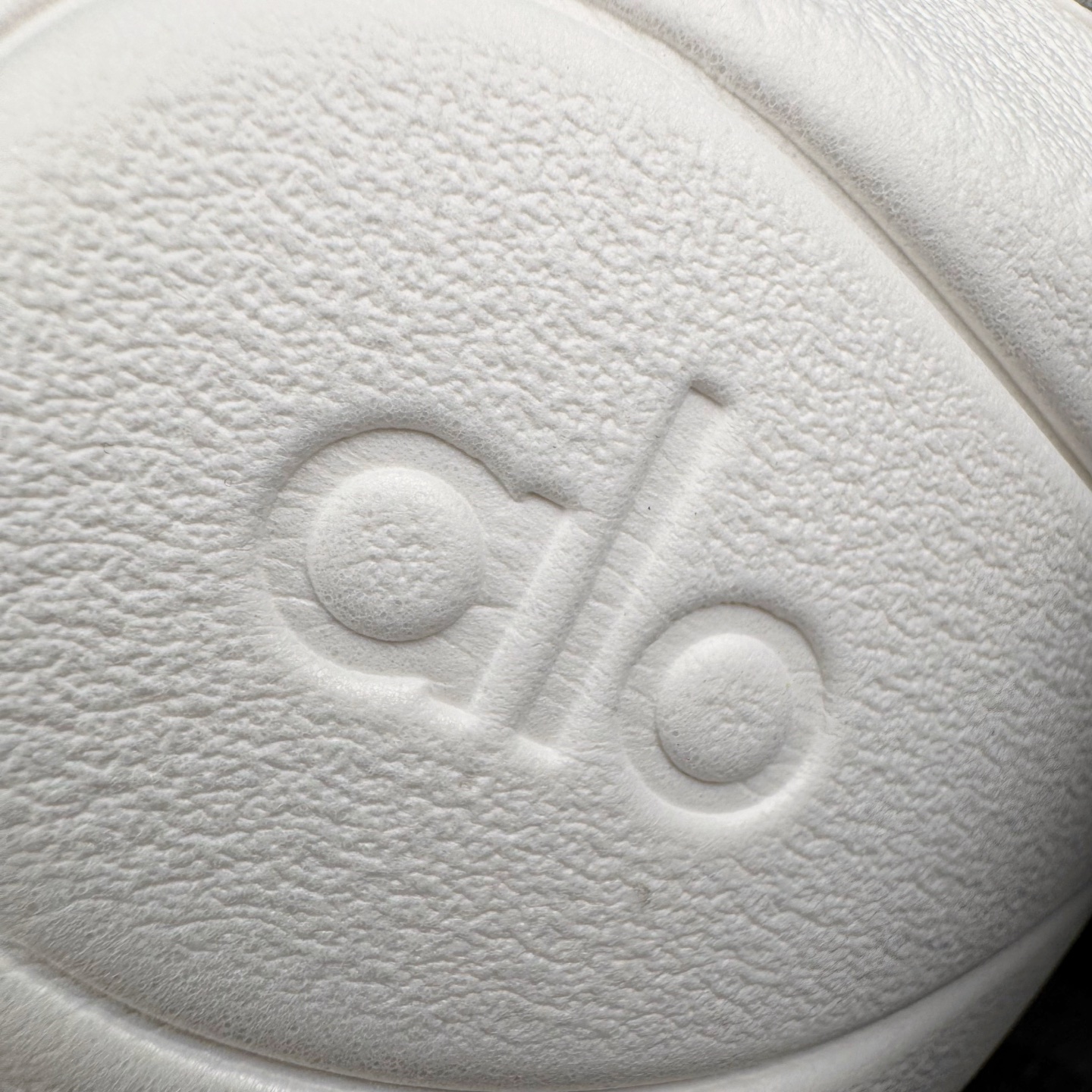 图片[10]-＃Lw纯原 Alo yoga Alo Runner 舒适百搭防滑耐磨低帮跑步鞋 Alo Yoga于2007年创立于洛杉矶，意在传播有意识的运动，同时激发人们的健康意识与创造力。品牌的核心理念在于制作能够带来完美体验的瑜伽服饰与功能性单品，让有意识的运动触入并改变生活。Alo Yoga将其设计延伸到日常服饰概念，坚持不懈地捕捉当代时尚潮流，将品牌的运动美学理念、精致前卫的设计与舒适功能面料完美结合。与此同时，Alo Yoga的设计受到了时尚界人士与名人们的追捧，Talor Swift、Kendall Jenner等街拍照片中都曾出现品牌不同单品的身影。尺码：36 36.5 37.5 38 38.5 39 40 40.5 41 42 42.5 43 44 44.5 45-选品中心