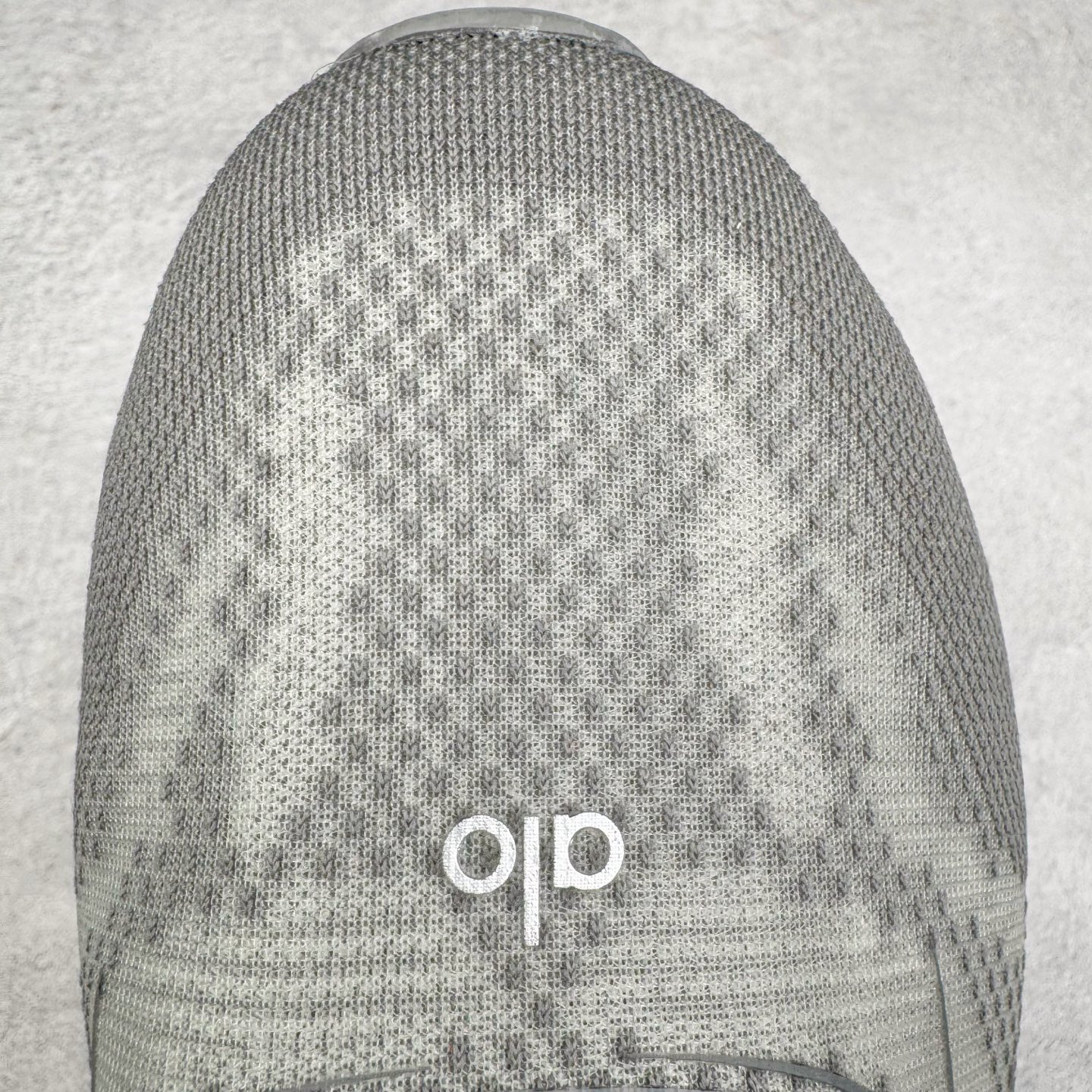 图片[14]-＃Lw纯原 Alo yoga Alo Runner 舒适百搭防滑耐磨低帮跑步鞋 Alo Yoga于2007年创立于洛杉矶，意在传播有意识的运动，同时激发人们的健康意识与创造力。品牌的核心理念在于制作能够带来完美体验的瑜伽服饰与功能性单品，让有意识的运动触入并改变生活。Alo Yoga将其设计延伸到日常服饰概念，坚持不懈地捕捉当代时尚潮流，将品牌的运动美学理念、精致前卫的设计与舒适功能面料完美结合。与此同时，Alo Yoga的设计受到了时尚界人士与名人们的追捧，Talor Swift、Kendall Jenner等街拍照片中都曾出现品牌不同单品的身影。尺码：36 36.5 37.5 38 38.5 39 40 40.5 41 42 42.5 43 44 44.5 45-选品中心