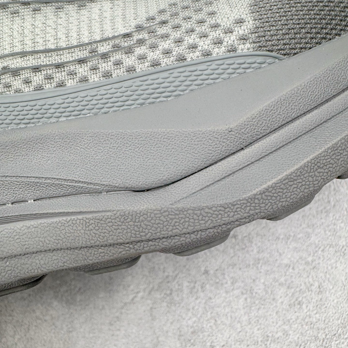 图片[18]-＃Lw纯原 Alo yoga Alo Runner 舒适百搭防滑耐磨低帮跑步鞋 Alo Yoga于2007年创立于洛杉矶，意在传播有意识的运动，同时激发人们的健康意识与创造力。品牌的核心理念在于制作能够带来完美体验的瑜伽服饰与功能性单品，让有意识的运动触入并改变生活。Alo Yoga将其设计延伸到日常服饰概念，坚持不懈地捕捉当代时尚潮流，将品牌的运动美学理念、精致前卫的设计与舒适功能面料完美结合。与此同时，Alo Yoga的设计受到了时尚界人士与名人们的追捧，Talor Swift、Kendall Jenner等街拍照片中都曾出现品牌不同单品的身影。尺码：36 36.5 37.5 38 38.5 39 40 40.5 41 42 42.5 43 44 44.5 45-选品中心