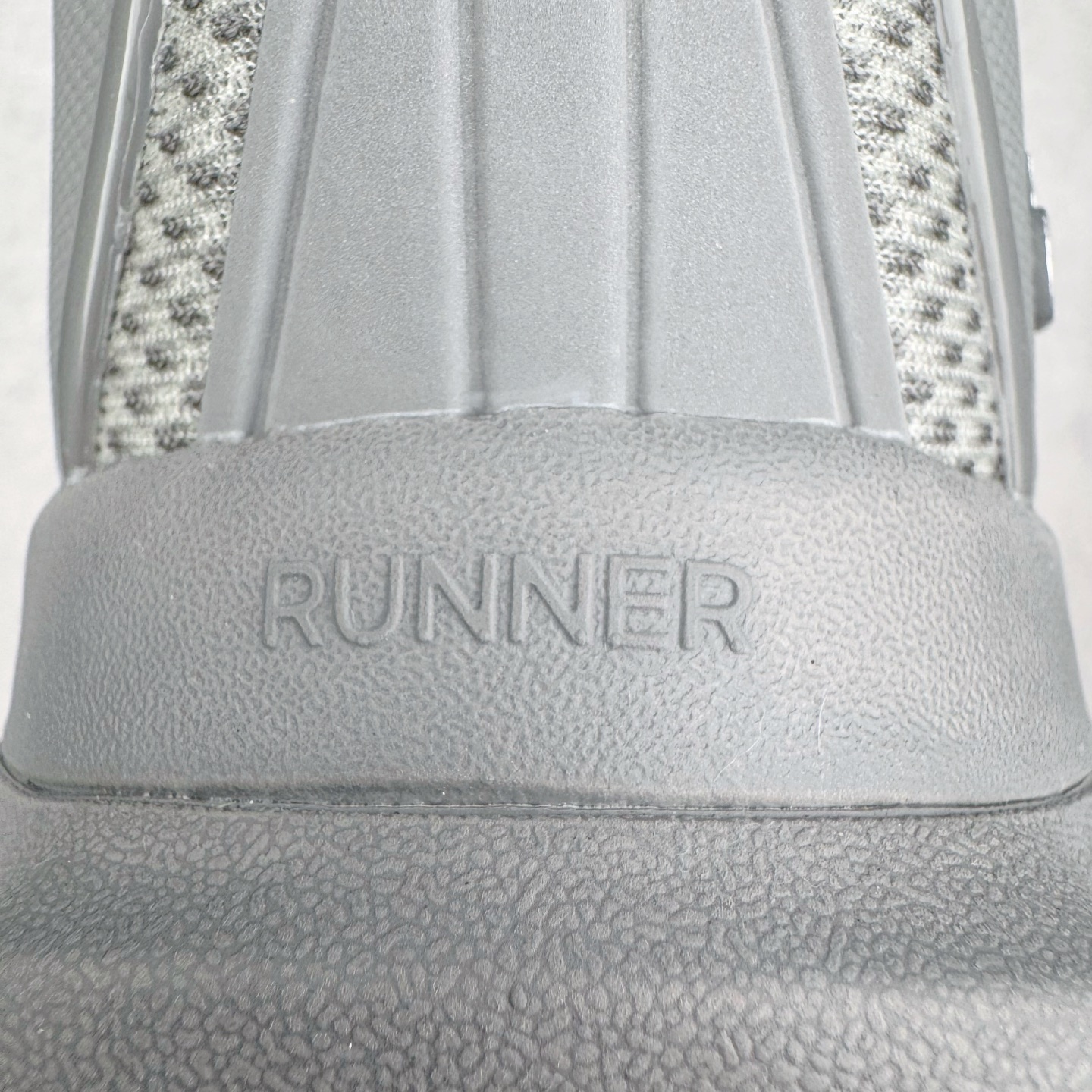 图片[20]-＃Lw纯原 Alo yoga Alo Runner 舒适百搭防滑耐磨低帮跑步鞋 Alo Yoga于2007年创立于洛杉矶，意在传播有意识的运动，同时激发人们的健康意识与创造力。品牌的核心理念在于制作能够带来完美体验的瑜伽服饰与功能性单品，让有意识的运动触入并改变生活。Alo Yoga将其设计延伸到日常服饰概念，坚持不懈地捕捉当代时尚潮流，将品牌的运动美学理念、精致前卫的设计与舒适功能面料完美结合。与此同时，Alo Yoga的设计受到了时尚界人士与名人们的追捧，Talor Swift、Kendall Jenner等街拍照片中都曾出现品牌不同单品的身影。尺码：36 36.5 37.5 38 38.5 39 40 40.5 41 42 42.5 43 44 44.5 45-选品中心