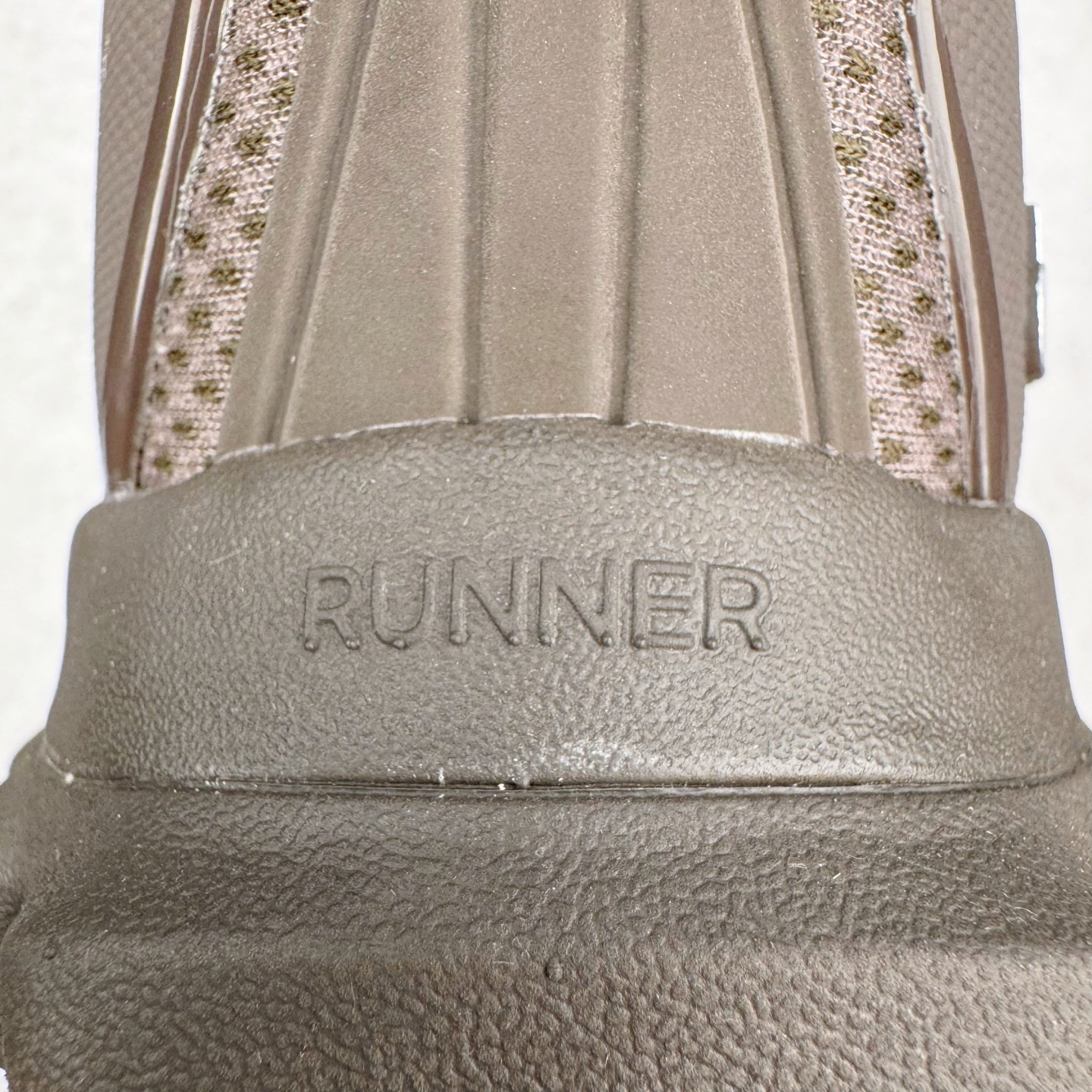 图片[20]-＃Lw纯原 Alo yoga Alo Runner 舒适百搭防滑耐磨低帮跑步鞋 Alo Yoga于2007年创立于洛杉矶，意在传播有意识的运动，同时激发人们的健康意识与创造力。品牌的核心理念在于制作能够带来完美体验的瑜伽服饰与功能性单品，让有意识的运动触入并改变生活。Alo Yoga将其设计延伸到日常服饰概念，坚持不懈地捕捉当代时尚潮流，将品牌的运动美学理念、精致前卫的设计与舒适功能面料完美结合。与此同时，Alo Yoga的设计受到了时尚界人士与名人们的追捧，Talor Swift、Kendall Jenner等街拍照片中都曾出现品牌不同单品的身影。尺码：36 36.5 37.5 38 38.5 39 40 40.5 41 42 42.5 43 44 44.5 45-选品中心