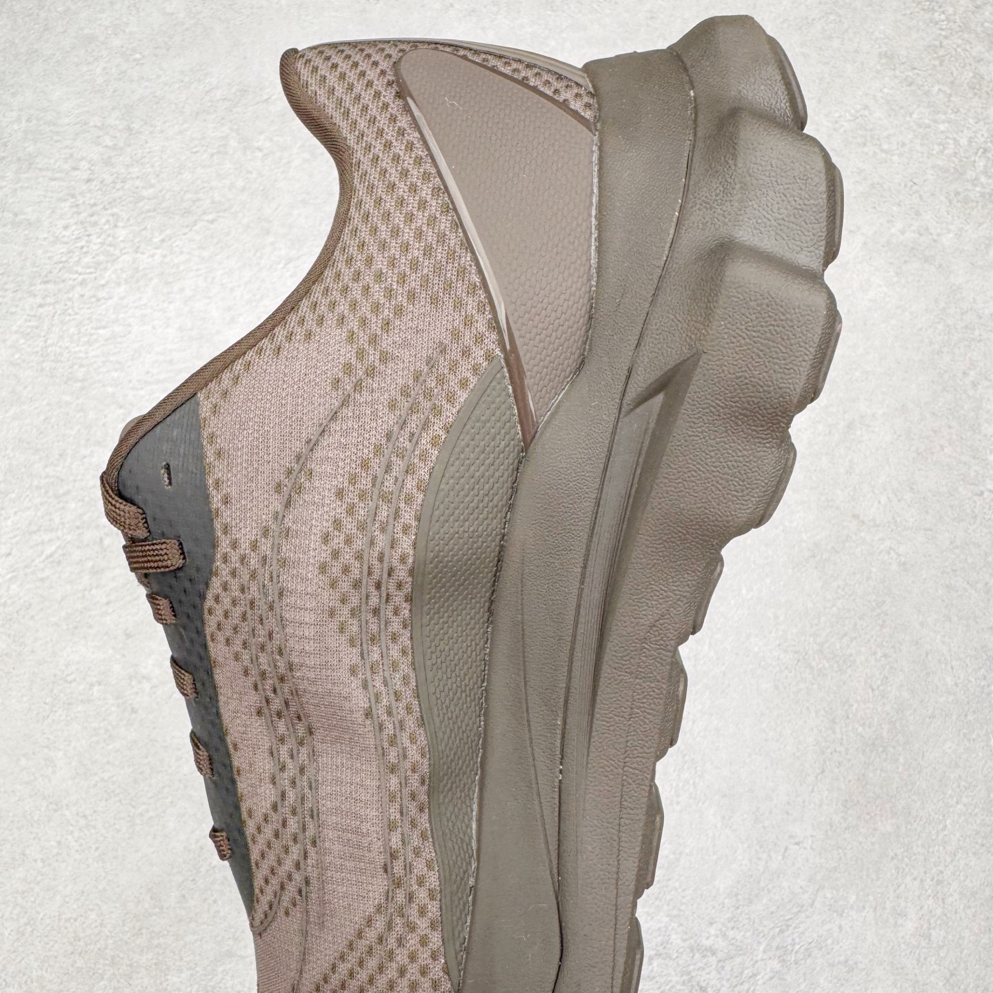 图片[7]-＃Lw纯原 Alo yoga Alo Runner 舒适百搭防滑耐磨低帮跑步鞋 Alo Yoga于2007年创立于洛杉矶，意在传播有意识的运动，同时激发人们的健康意识与创造力。品牌的核心理念在于制作能够带来完美体验的瑜伽服饰与功能性单品，让有意识的运动触入并改变生活。Alo Yoga将其设计延伸到日常服饰概念，坚持不懈地捕捉当代时尚潮流，将品牌的运动美学理念、精致前卫的设计与舒适功能面料完美结合。与此同时，Alo Yoga的设计受到了时尚界人士与名人们的追捧，Talor Swift、Kendall Jenner等街拍照片中都曾出现品牌不同单品的身影。尺码：36 36.5 37.5 38 38.5 39 40 40.5 41 42 42.5 43 44 44.5 45-选品中心