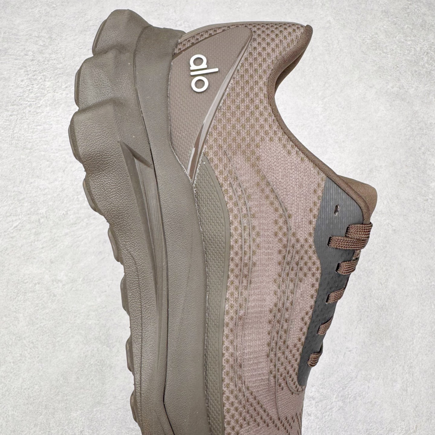 图片[6]-＃Lw纯原 Alo yoga Alo Runner 舒适百搭防滑耐磨低帮跑步鞋 Alo Yoga于2007年创立于洛杉矶，意在传播有意识的运动，同时激发人们的健康意识与创造力。品牌的核心理念在于制作能够带来完美体验的瑜伽服饰与功能性单品，让有意识的运动触入并改变生活。Alo Yoga将其设计延伸到日常服饰概念，坚持不懈地捕捉当代时尚潮流，将品牌的运动美学理念、精致前卫的设计与舒适功能面料完美结合。与此同时，Alo Yoga的设计受到了时尚界人士与名人们的追捧，Talor Swift、Kendall Jenner等街拍照片中都曾出现品牌不同单品的身影。尺码：36 36.5 37.5 38 38.5 39 40 40.5 41 42 42.5 43 44 44.5 45-选品中心