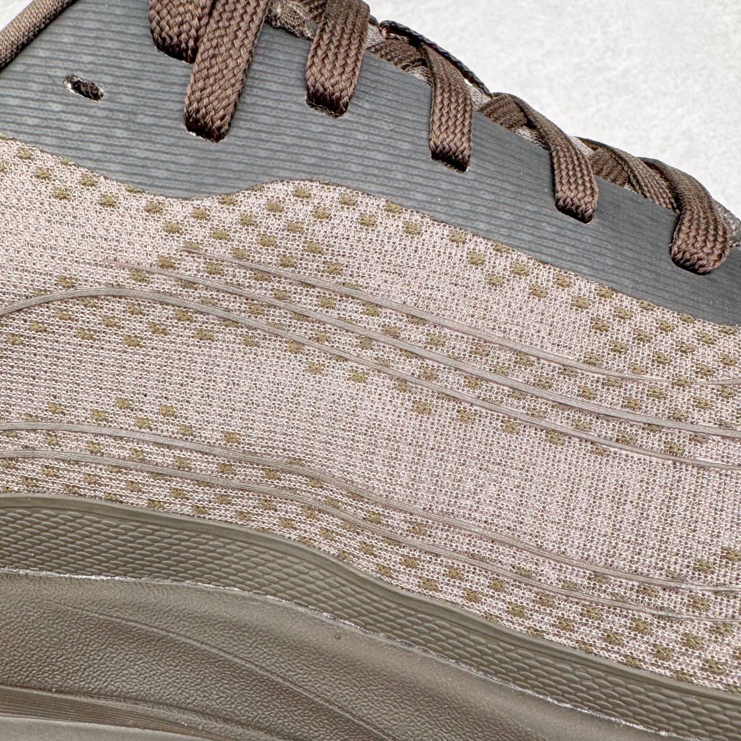 图片[16]-＃Lw纯原 Alo yoga Alo Runner 舒适百搭防滑耐磨低帮跑步鞋 Alo Yoga于2007年创立于洛杉矶，意在传播有意识的运动，同时激发人们的健康意识与创造力。品牌的核心理念在于制作能够带来完美体验的瑜伽服饰与功能性单品，让有意识的运动触入并改变生活。Alo Yoga将其设计延伸到日常服饰概念，坚持不懈地捕捉当代时尚潮流，将品牌的运动美学理念、精致前卫的设计与舒适功能面料完美结合。与此同时，Alo Yoga的设计受到了时尚界人士与名人们的追捧，Talor Swift、Kendall Jenner等街拍照片中都曾出现品牌不同单品的身影。尺码：36 36.5 37.5 38 38.5 39 40 40.5 41 42 42.5 43 44 44.5 45-选品中心