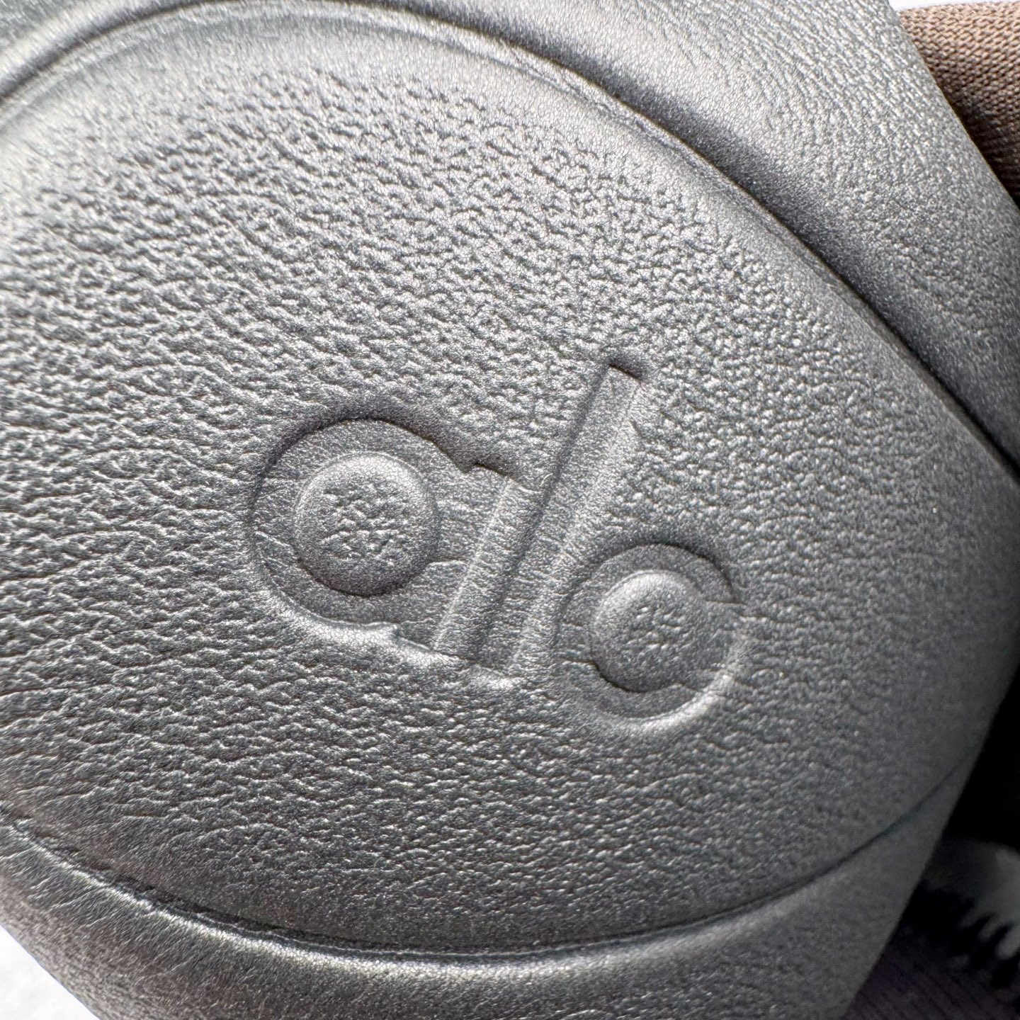 图片[10]-＃Lw纯原 Alo yoga Alo Runner 舒适百搭防滑耐磨低帮跑步鞋 Alo Yoga于2007年创立于洛杉矶，意在传播有意识的运动，同时激发人们的健康意识与创造力。品牌的核心理念在于制作能够带来完美体验的瑜伽服饰与功能性单品，让有意识的运动触入并改变生活。Alo Yoga将其设计延伸到日常服饰概念，坚持不懈地捕捉当代时尚潮流，将品牌的运动美学理念、精致前卫的设计与舒适功能面料完美结合。与此同时，Alo Yoga的设计受到了时尚界人士与名人们的追捧，Talor Swift、Kendall Jenner等街拍照片中都曾出现品牌不同单品的身影。尺码：36 36.5 37.5 38 38.5 39 40 40.5 41 42 42.5 43 44 44.5 45-选品中心