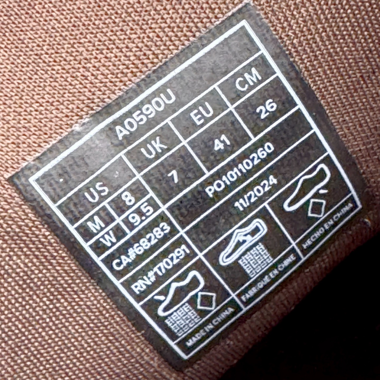 图片[12]-＃Lw纯原 Alo yoga Alo Runner 舒适百搭防滑耐磨低帮跑步鞋 Alo Yoga于2007年创立于洛杉矶，意在传播有意识的运动，同时激发人们的健康意识与创造力。品牌的核心理念在于制作能够带来完美体验的瑜伽服饰与功能性单品，让有意识的运动触入并改变生活。Alo Yoga将其设计延伸到日常服饰概念，坚持不懈地捕捉当代时尚潮流，将品牌的运动美学理念、精致前卫的设计与舒适功能面料完美结合。与此同时，Alo Yoga的设计受到了时尚界人士与名人们的追捧，Talor Swift、Kendall Jenner等街拍照片中都曾出现品牌不同单品的身影。尺码：36 36.5 37.5 38 38.5 39 40 40.5 41 42 42.5 43 44 44.5 45-选品中心