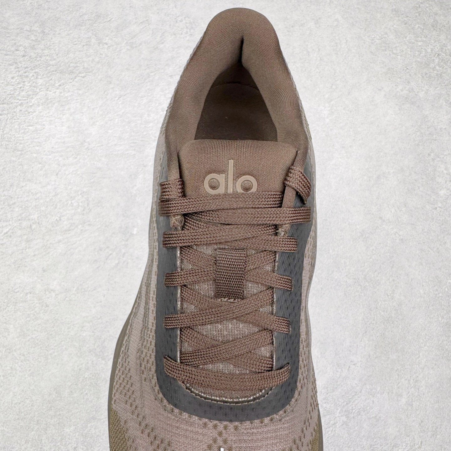 图片[5]-＃Lw纯原 Alo yoga Alo Runner 舒适百搭防滑耐磨低帮跑步鞋 Alo Yoga于2007年创立于洛杉矶，意在传播有意识的运动，同时激发人们的健康意识与创造力。品牌的核心理念在于制作能够带来完美体验的瑜伽服饰与功能性单品，让有意识的运动触入并改变生活。Alo Yoga将其设计延伸到日常服饰概念，坚持不懈地捕捉当代时尚潮流，将品牌的运动美学理念、精致前卫的设计与舒适功能面料完美结合。与此同时，Alo Yoga的设计受到了时尚界人士与名人们的追捧，Talor Swift、Kendall Jenner等街拍照片中都曾出现品牌不同单品的身影。尺码：36 36.5 37.5 38 38.5 39 40 40.5 41 42 42.5 43 44 44.5 45-选品中心