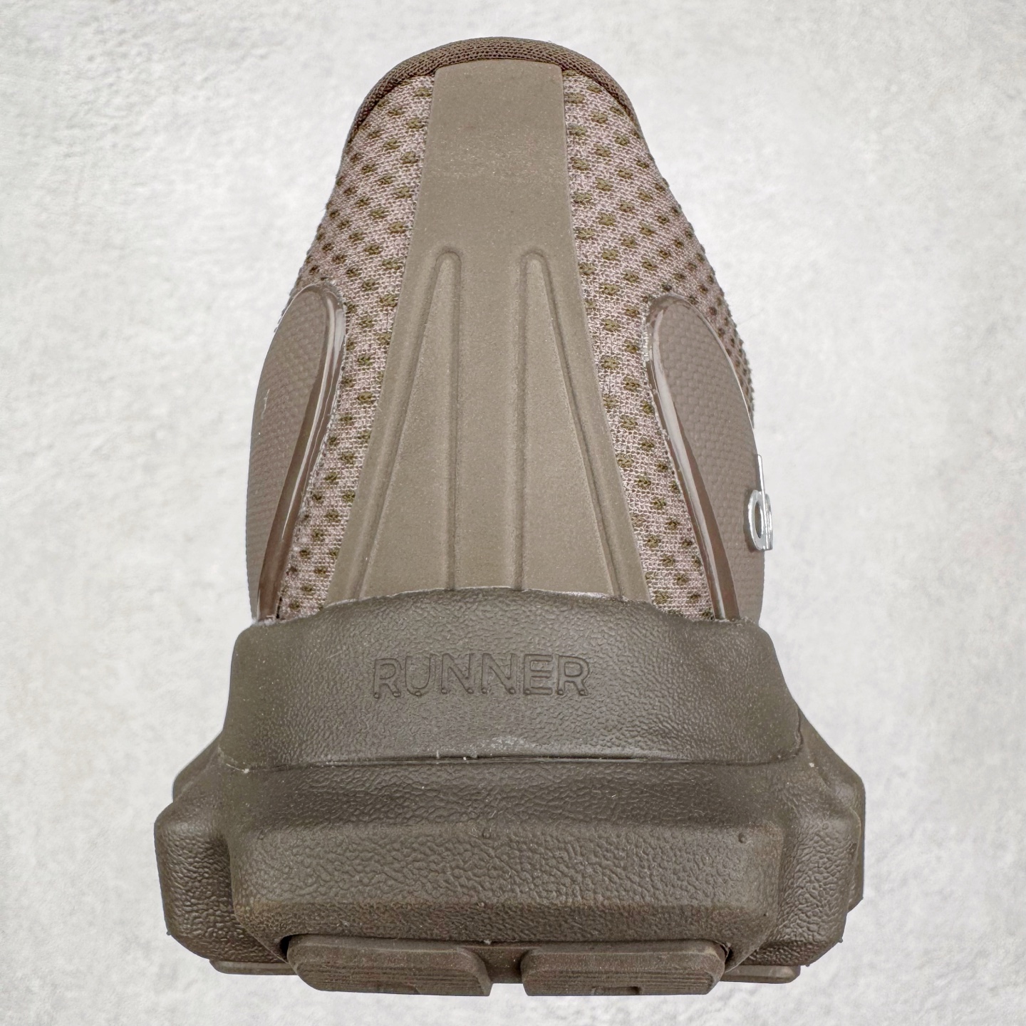 图片[8]-＃Lw纯原 Alo yoga Alo Runner 舒适百搭防滑耐磨低帮跑步鞋 Alo Yoga于2007年创立于洛杉矶，意在传播有意识的运动，同时激发人们的健康意识与创造力。品牌的核心理念在于制作能够带来完美体验的瑜伽服饰与功能性单品，让有意识的运动触入并改变生活。Alo Yoga将其设计延伸到日常服饰概念，坚持不懈地捕捉当代时尚潮流，将品牌的运动美学理念、精致前卫的设计与舒适功能面料完美结合。与此同时，Alo Yoga的设计受到了时尚界人士与名人们的追捧，Talor Swift、Kendall Jenner等街拍照片中都曾出现品牌不同单品的身影。尺码：36 36.5 37.5 38 38.5 39 40 40.5 41 42 42.5 43 44 44.5 45-选品中心