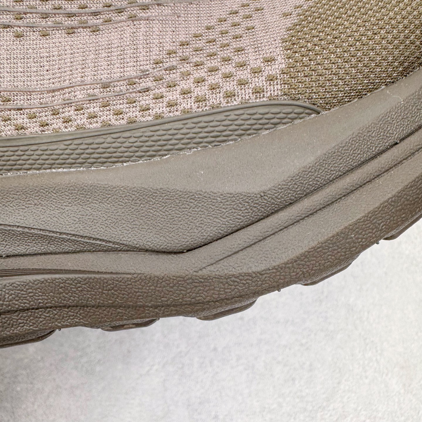 图片[17]-＃Lw纯原 Alo yoga Alo Runner 舒适百搭防滑耐磨低帮跑步鞋 Alo Yoga于2007年创立于洛杉矶，意在传播有意识的运动，同时激发人们的健康意识与创造力。品牌的核心理念在于制作能够带来完美体验的瑜伽服饰与功能性单品，让有意识的运动触入并改变生活。Alo Yoga将其设计延伸到日常服饰概念，坚持不懈地捕捉当代时尚潮流，将品牌的运动美学理念、精致前卫的设计与舒适功能面料完美结合。与此同时，Alo Yoga的设计受到了时尚界人士与名人们的追捧，Talor Swift、Kendall Jenner等街拍照片中都曾出现品牌不同单品的身影。尺码：36 36.5 37.5 38 38.5 39 40 40.5 41 42 42.5 43 44 44.5 45-选品中心