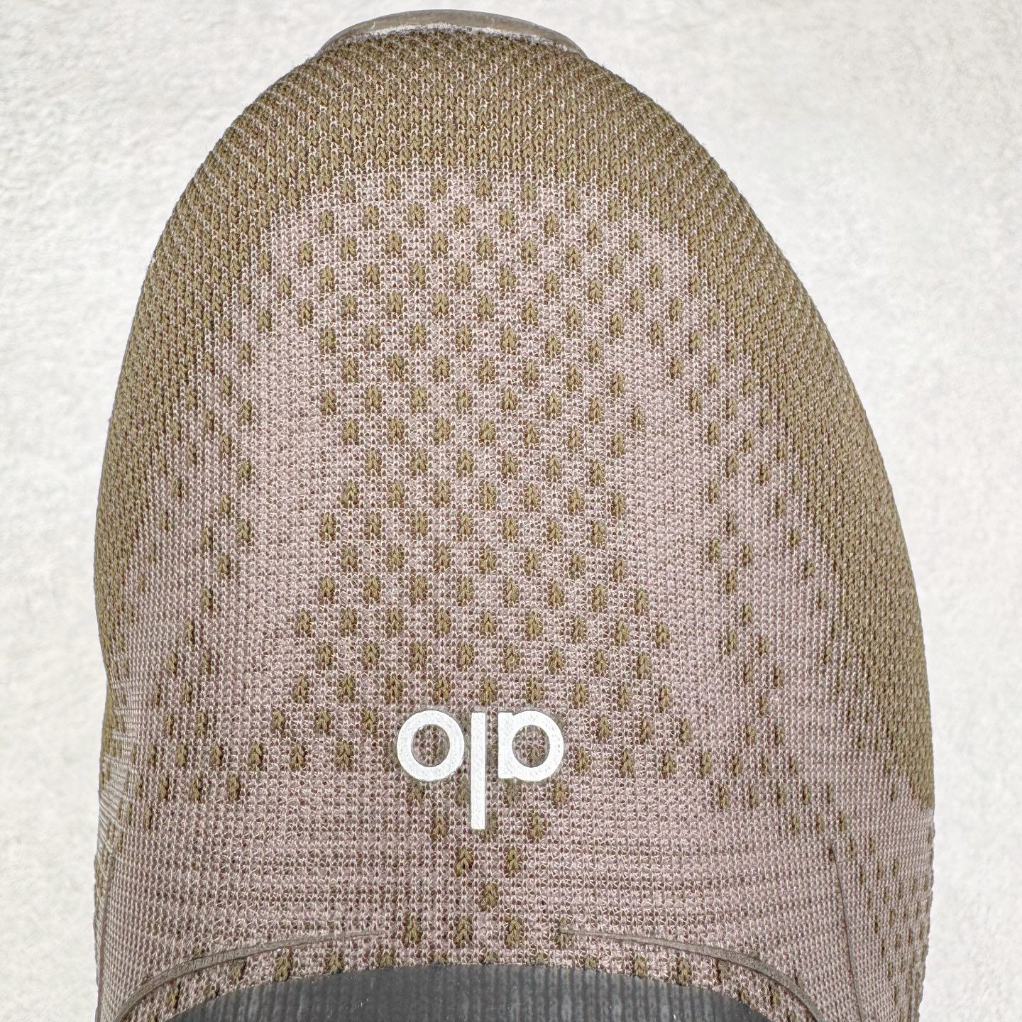 图片[14]-＃Lw纯原 Alo yoga Alo Runner 舒适百搭防滑耐磨低帮跑步鞋 Alo Yoga于2007年创立于洛杉矶，意在传播有意识的运动，同时激发人们的健康意识与创造力。品牌的核心理念在于制作能够带来完美体验的瑜伽服饰与功能性单品，让有意识的运动触入并改变生活。Alo Yoga将其设计延伸到日常服饰概念，坚持不懈地捕捉当代时尚潮流，将品牌的运动美学理念、精致前卫的设计与舒适功能面料完美结合。与此同时，Alo Yoga的设计受到了时尚界人士与名人们的追捧，Talor Swift、Kendall Jenner等街拍照片中都曾出现品牌不同单品的身影。尺码：36 36.5 37.5 38 38.5 39 40 40.5 41 42 42.5 43 44 44.5 45-选品中心