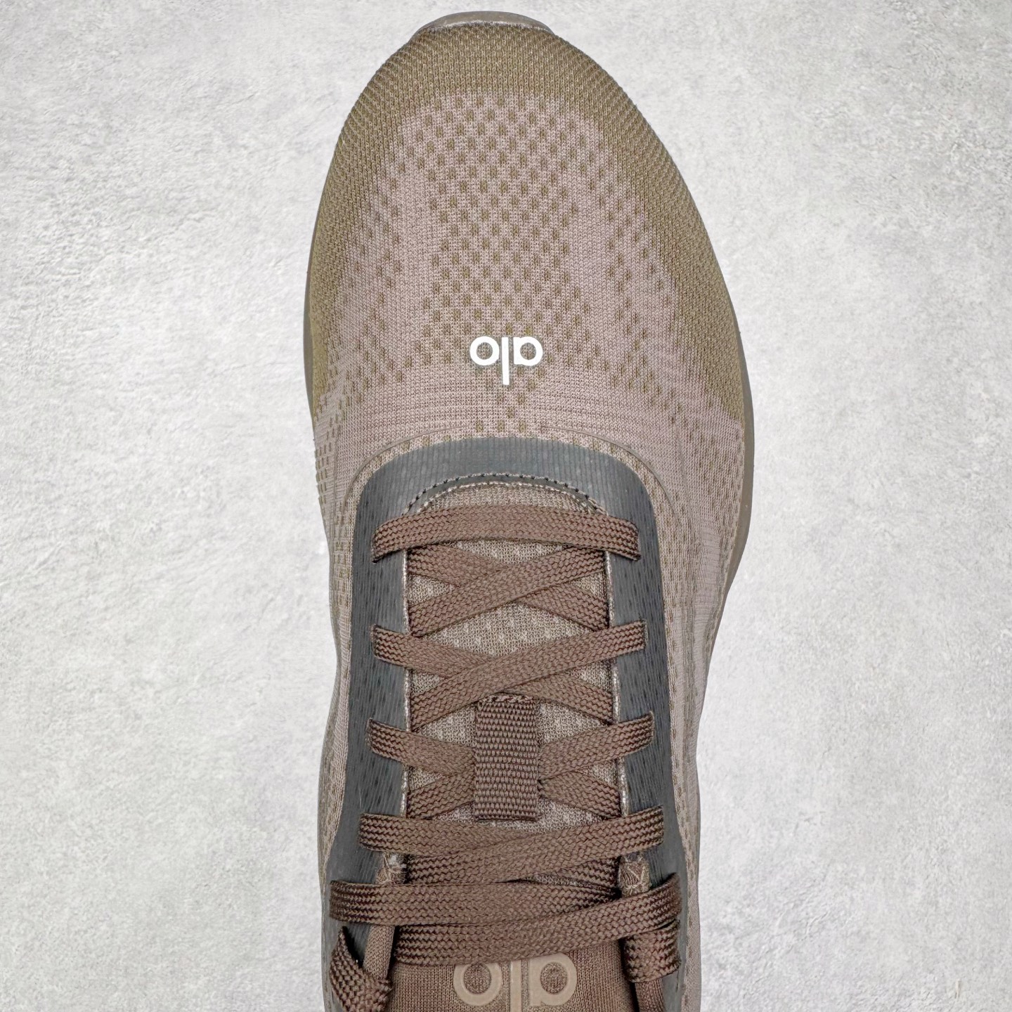 图片[4]-＃Lw纯原 Alo yoga Alo Runner 舒适百搭防滑耐磨低帮跑步鞋 Alo Yoga于2007年创立于洛杉矶，意在传播有意识的运动，同时激发人们的健康意识与创造力。品牌的核心理念在于制作能够带来完美体验的瑜伽服饰与功能性单品，让有意识的运动触入并改变生活。Alo Yoga将其设计延伸到日常服饰概念，坚持不懈地捕捉当代时尚潮流，将品牌的运动美学理念、精致前卫的设计与舒适功能面料完美结合。与此同时，Alo Yoga的设计受到了时尚界人士与名人们的追捧，Talor Swift、Kendall Jenner等街拍照片中都曾出现品牌不同单品的身影。尺码：36 36.5 37.5 38 38.5 39 40 40.5 41 42 42.5 43 44 44.5 45-选品中心