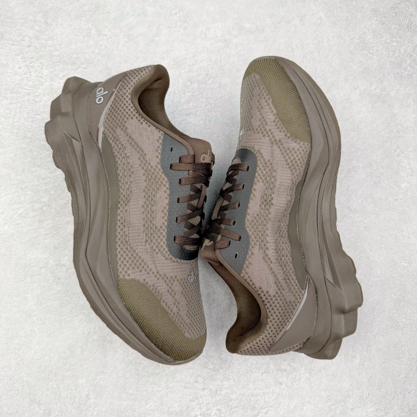 图片[3]-＃Lw纯原 Alo yoga Alo Runner 舒适百搭防滑耐磨低帮跑步鞋 Alo Yoga于2007年创立于洛杉矶，意在传播有意识的运动，同时激发人们的健康意识与创造力。品牌的核心理念在于制作能够带来完美体验的瑜伽服饰与功能性单品，让有意识的运动触入并改变生活。Alo Yoga将其设计延伸到日常服饰概念，坚持不懈地捕捉当代时尚潮流，将品牌的运动美学理念、精致前卫的设计与舒适功能面料完美结合。与此同时，Alo Yoga的设计受到了时尚界人士与名人们的追捧，Talor Swift、Kendall Jenner等街拍照片中都曾出现品牌不同单品的身影。尺码：36 36.5 37.5 38 38.5 39 40 40.5 41 42 42.5 43 44 44.5 45-选品中心