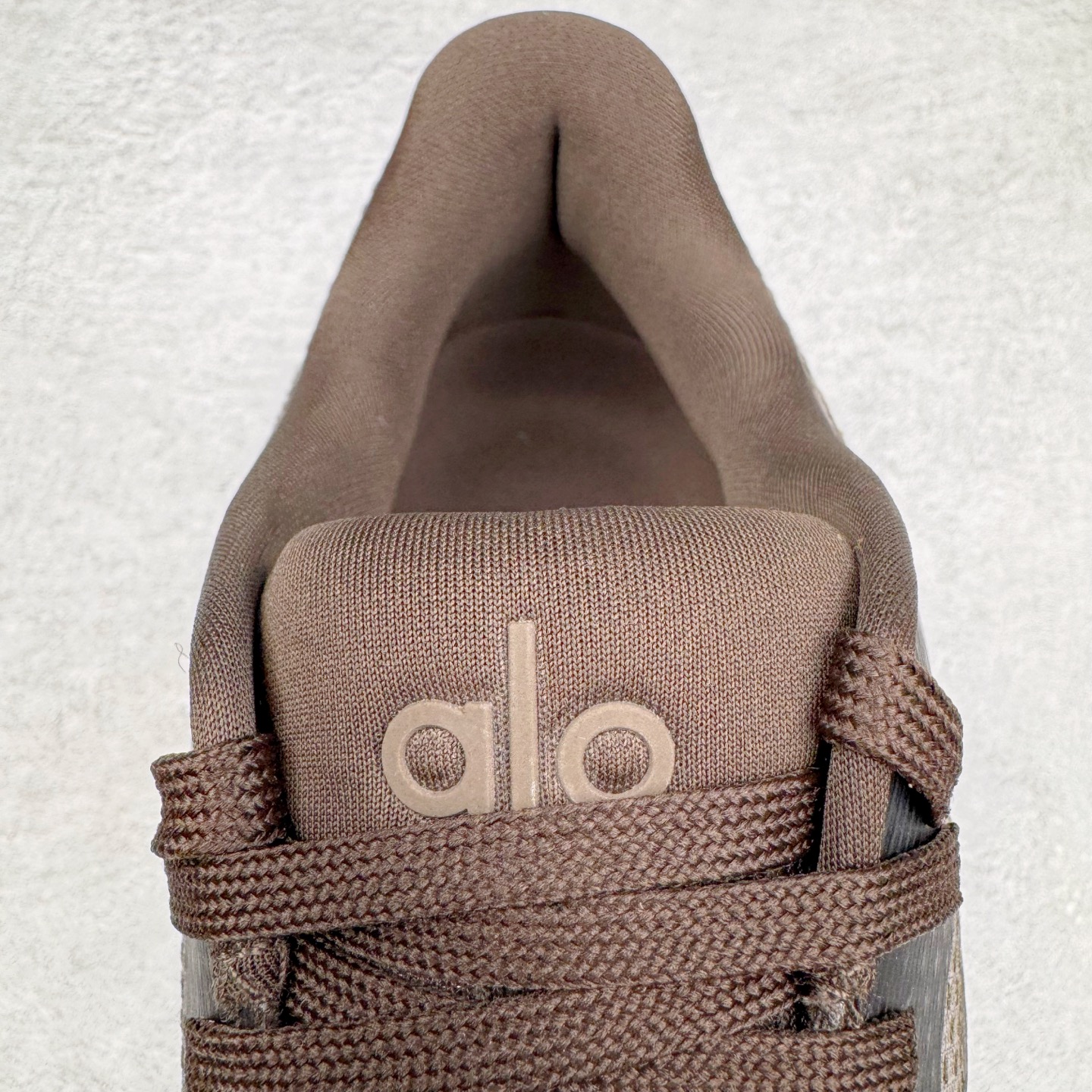 图片[13]-＃Lw纯原 Alo yoga Alo Runner 舒适百搭防滑耐磨低帮跑步鞋 Alo Yoga于2007年创立于洛杉矶，意在传播有意识的运动，同时激发人们的健康意识与创造力。品牌的核心理念在于制作能够带来完美体验的瑜伽服饰与功能性单品，让有意识的运动触入并改变生活。Alo Yoga将其设计延伸到日常服饰概念，坚持不懈地捕捉当代时尚潮流，将品牌的运动美学理念、精致前卫的设计与舒适功能面料完美结合。与此同时，Alo Yoga的设计受到了时尚界人士与名人们的追捧，Talor Swift、Kendall Jenner等街拍照片中都曾出现品牌不同单品的身影。尺码：36 36.5 37.5 38 38.5 39 40 40.5 41 42 42.5 43 44 44.5 45-选品中心