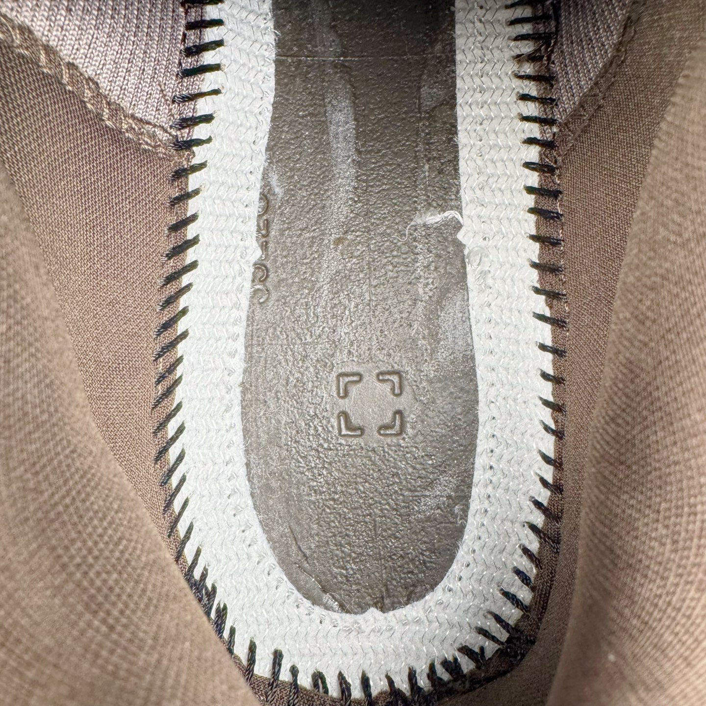 图片[11]-＃Lw纯原 Alo yoga Alo Runner 舒适百搭防滑耐磨低帮跑步鞋 Alo Yoga于2007年创立于洛杉矶，意在传播有意识的运动，同时激发人们的健康意识与创造力。品牌的核心理念在于制作能够带来完美体验的瑜伽服饰与功能性单品，让有意识的运动触入并改变生活。Alo Yoga将其设计延伸到日常服饰概念，坚持不懈地捕捉当代时尚潮流，将品牌的运动美学理念、精致前卫的设计与舒适功能面料完美结合。与此同时，Alo Yoga的设计受到了时尚界人士与名人们的追捧，Talor Swift、Kendall Jenner等街拍照片中都曾出现品牌不同单品的身影。尺码：36 36.5 37.5 38 38.5 39 40 40.5 41 42 42.5 43 44 44.5 45-选品中心