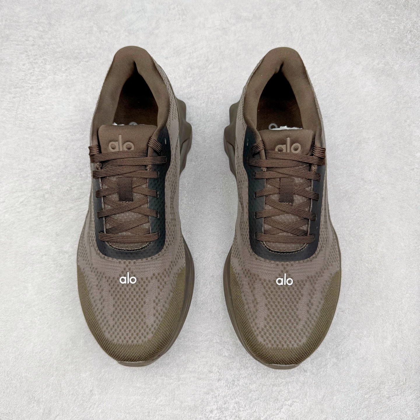 图片[2]-＃Lw纯原 Alo yoga Alo Runner 舒适百搭防滑耐磨低帮跑步鞋 Alo Yoga于2007年创立于洛杉矶，意在传播有意识的运动，同时激发人们的健康意识与创造力。品牌的核心理念在于制作能够带来完美体验的瑜伽服饰与功能性单品，让有意识的运动触入并改变生活。Alo Yoga将其设计延伸到日常服饰概念，坚持不懈地捕捉当代时尚潮流，将品牌的运动美学理念、精致前卫的设计与舒适功能面料完美结合。与此同时，Alo Yoga的设计受到了时尚界人士与名人们的追捧，Talor Swift、Kendall Jenner等街拍照片中都曾出现品牌不同单品的身影。尺码：36 36.5 37.5 38 38.5 39 40 40.5 41 42 42.5 43 44 44.5 45-选品中心