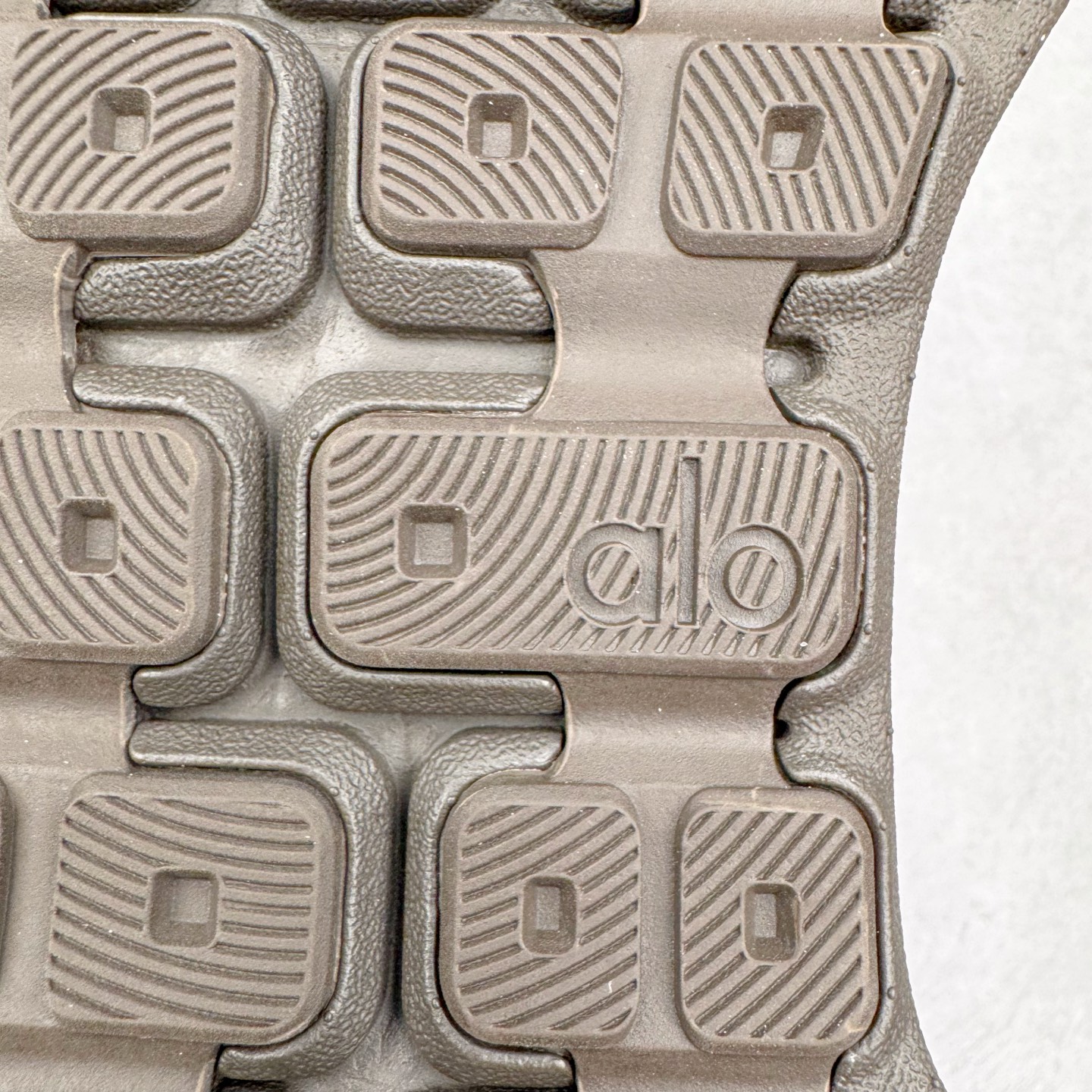 图片[18]-＃Lw纯原 Alo yoga Alo Runner 舒适百搭防滑耐磨低帮跑步鞋 Alo Yoga于2007年创立于洛杉矶，意在传播有意识的运动，同时激发人们的健康意识与创造力。品牌的核心理念在于制作能够带来完美体验的瑜伽服饰与功能性单品，让有意识的运动触入并改变生活。Alo Yoga将其设计延伸到日常服饰概念，坚持不懈地捕捉当代时尚潮流，将品牌的运动美学理念、精致前卫的设计与舒适功能面料完美结合。与此同时，Alo Yoga的设计受到了时尚界人士与名人们的追捧，Talor Swift、Kendall Jenner等街拍照片中都曾出现品牌不同单品的身影。尺码：36 36.5 37.5 38 38.5 39 40 40.5 41 42 42.5 43 44 44.5 45-选品中心