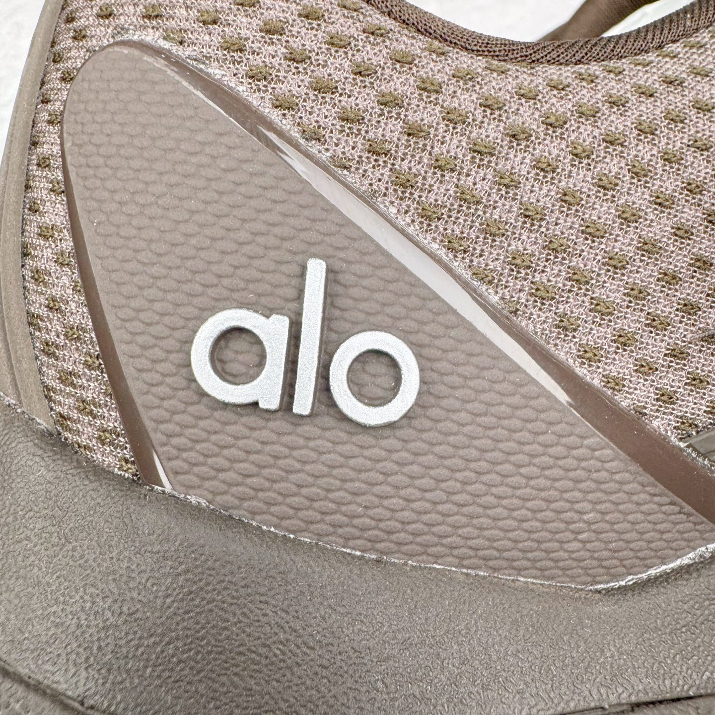 图片[15]-＃Lw纯原 Alo yoga Alo Runner 舒适百搭防滑耐磨低帮跑步鞋 Alo Yoga于2007年创立于洛杉矶，意在传播有意识的运动，同时激发人们的健康意识与创造力。品牌的核心理念在于制作能够带来完美体验的瑜伽服饰与功能性单品，让有意识的运动触入并改变生活。Alo Yoga将其设计延伸到日常服饰概念，坚持不懈地捕捉当代时尚潮流，将品牌的运动美学理念、精致前卫的设计与舒适功能面料完美结合。与此同时，Alo Yoga的设计受到了时尚界人士与名人们的追捧，Talor Swift、Kendall Jenner等街拍照片中都曾出现品牌不同单品的身影。尺码：36 36.5 37.5 38 38.5 39 40 40.5 41 42 42.5 43 44 44.5 45-选品中心