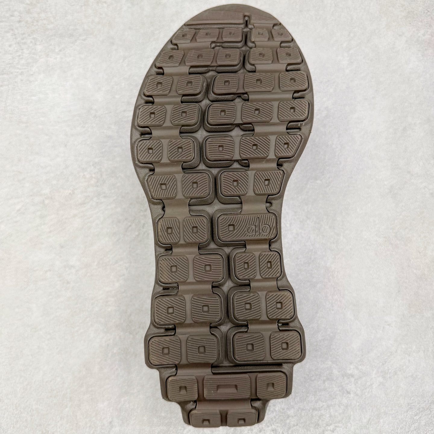 图片[9]-＃Lw纯原 Alo yoga Alo Runner 舒适百搭防滑耐磨低帮跑步鞋 Alo Yoga于2007年创立于洛杉矶，意在传播有意识的运动，同时激发人们的健康意识与创造力。品牌的核心理念在于制作能够带来完美体验的瑜伽服饰与功能性单品，让有意识的运动触入并改变生活。Alo Yoga将其设计延伸到日常服饰概念，坚持不懈地捕捉当代时尚潮流，将品牌的运动美学理念、精致前卫的设计与舒适功能面料完美结合。与此同时，Alo Yoga的设计受到了时尚界人士与名人们的追捧，Talor Swift、Kendall Jenner等街拍照片中都曾出现品牌不同单品的身影。尺码：36 36.5 37.5 38 38.5 39 40 40.5 41 42 42.5 43 44 44.5 45-选品中心