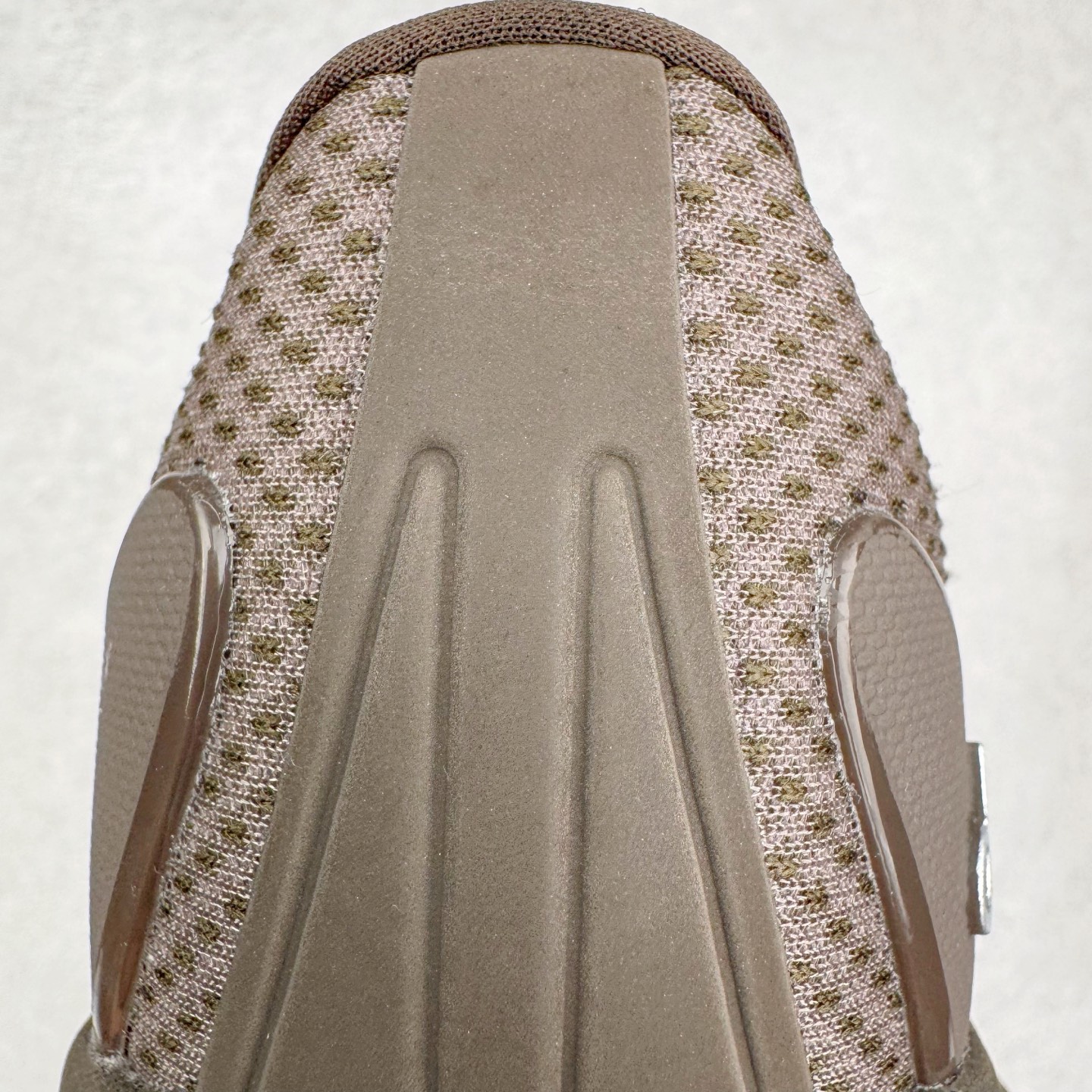 图片[19]-＃Lw纯原 Alo yoga Alo Runner 舒适百搭防滑耐磨低帮跑步鞋 Alo Yoga于2007年创立于洛杉矶，意在传播有意识的运动，同时激发人们的健康意识与创造力。品牌的核心理念在于制作能够带来完美体验的瑜伽服饰与功能性单品，让有意识的运动触入并改变生活。Alo Yoga将其设计延伸到日常服饰概念，坚持不懈地捕捉当代时尚潮流，将品牌的运动美学理念、精致前卫的设计与舒适功能面料完美结合。与此同时，Alo Yoga的设计受到了时尚界人士与名人们的追捧，Talor Swift、Kendall Jenner等街拍照片中都曾出现品牌不同单品的身影。尺码：36 36.5 37.5 38 38.5 39 40 40.5 41 42 42.5 43 44 44.5 45-选品中心