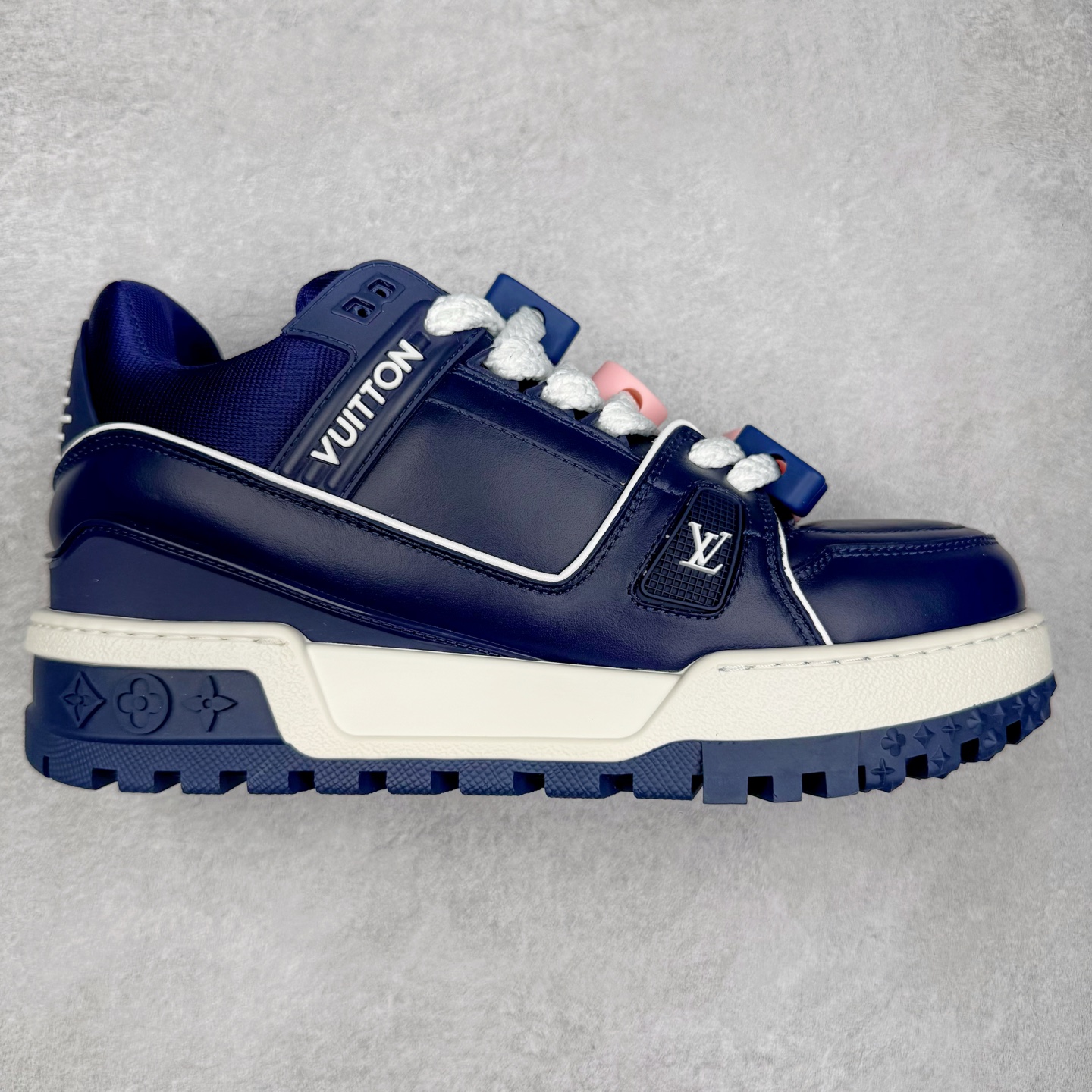 图片[5]-lv Trainer Maxi 小胖丁系列面包鞋 驴牌23S时尚走秀款 原版购入开发历时半年开发打造 原版完美楦型 多次调试 达到还原99% 鞋面独家订制细柔小牛皮 厚实织物鞋带 独家私模超轻TPU大底 原配扣子串珠 正确原装黄色鞋盒 正确中底印花 鞋面印花3D高频深度立体 全鞋电脑针车 紧密相连 针距密度一致 皮面裁剪部位 统一油边封口工艺 备受瞩目火热面包鞋再次拉满流量 各地网红上脚 立体饱满的彩色面包鞋身 超大版型重新诠释了 Virgil Abloh大热lv运动时装鞋 完美增高5CM Size 36 37 38 39 40 41 42 43 44 45-选品中心