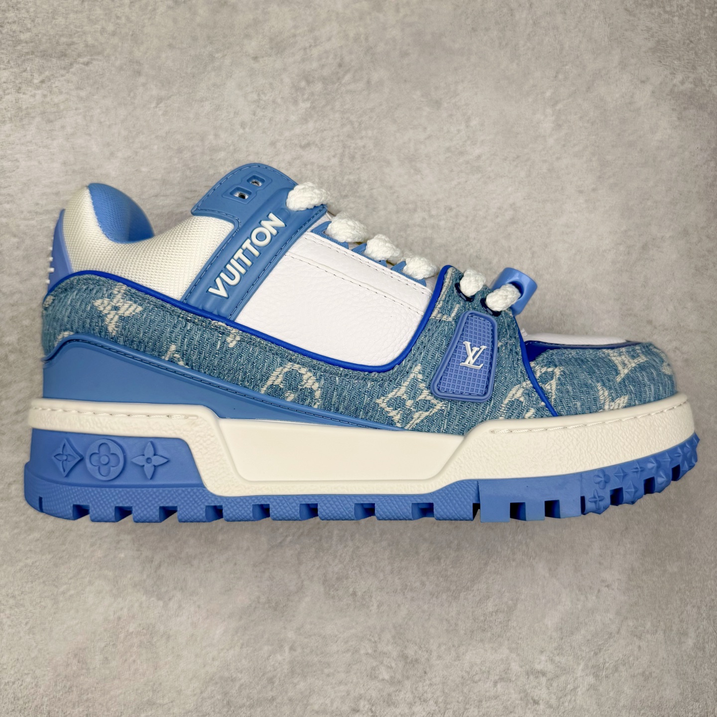 图片[2]-lv Trainer Maxi 小胖丁系列面包鞋 驴牌23S时尚走秀款 原版购入开发历时半年开发打造 原版完美楦型 多次调试 达到还原99% 鞋面独家订制细柔小牛皮 厚实织物鞋带 独家私模超轻TPU大底 原配扣子串珠 正确原装黄色鞋盒 正确中底印花 鞋面印花3D高频深度立体 全鞋电脑针车 紧密相连 针距密度一致 皮面裁剪部位 统一油边封口工艺 备受瞩目火热面包鞋再次拉满流量 各地网红上脚 立体饱满的彩色面包鞋身 超大版型重新诠释了 Virgil Abloh大热lv运动时装鞋 完美增高5CM Size 36 37 38 39 40 41 42 43 44 45-选品中心