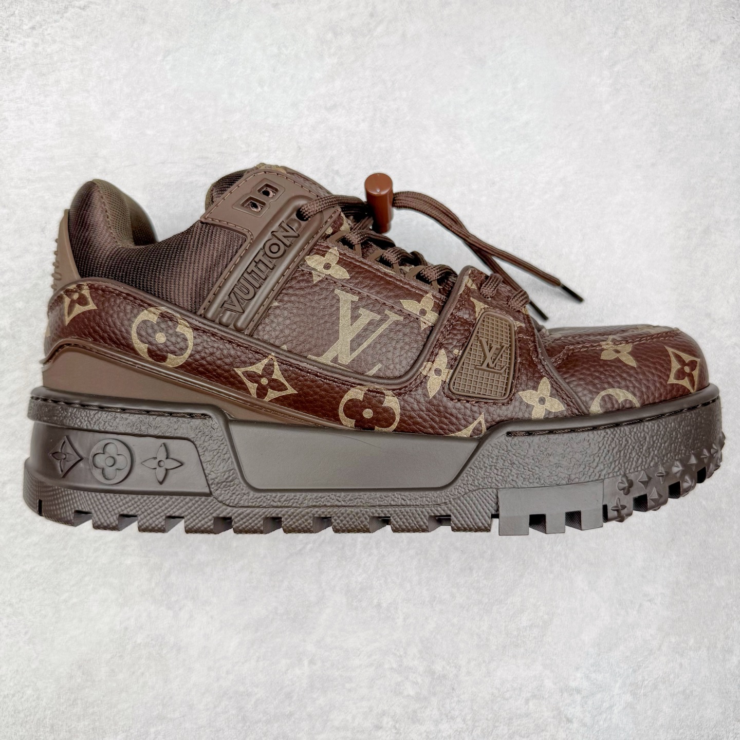 图片[3]-lv Trainer Maxi 小胖丁系列面包鞋 驴牌23S时尚走秀款 原版购入开发历时半年开发打造 原版完美楦型 多次调试 达到还原99% 鞋面独家订制细柔小牛皮 厚实织物鞋带 独家私模超轻TPU大底 原配扣子串珠 正确原装黄色鞋盒 正确中底印花 鞋面印花3D高频深度立体 全鞋电脑针车 紧密相连 针距密度一致 皮面裁剪部位 统一油边封口工艺 备受瞩目火热面包鞋再次拉满流量 各地网红上脚 立体饱满的彩色面包鞋身 超大版型重新诠释了 Virgil Abloh大热lv运动时装鞋 完美增高5CM Size 36 37 38 39 40 41 42 43 44 45-选品中心