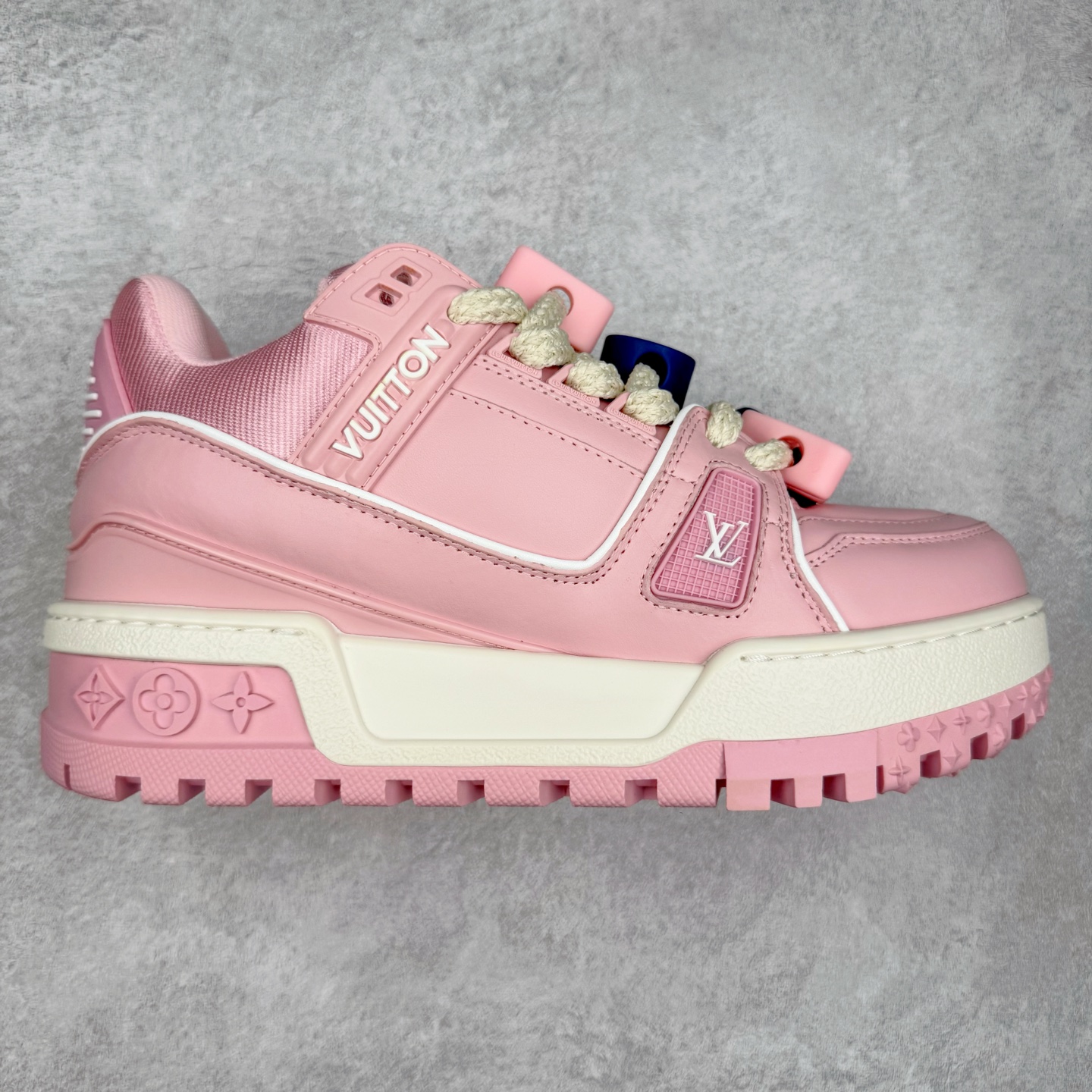 图片[7]-lv Trainer Maxi 小胖丁系列面包鞋 驴牌23S时尚走秀款 原版购入开发历时半年开发打造 原版完美楦型 多次调试 达到还原99% 鞋面独家订制细柔小牛皮 厚实织物鞋带 独家私模超轻TPU大底 原配扣子串珠 正确原装黄色鞋盒 正确中底印花 鞋面印花3D高频深度立体 全鞋电脑针车 紧密相连 针距密度一致 皮面裁剪部位 统一油边封口工艺 备受瞩目火热面包鞋再次拉满流量 各地网红上脚 立体饱满的彩色面包鞋身 超大版型重新诠释了 Virgil Abloh大热lv运动时装鞋 完美增高5CM Size 36 37 38 39 40 41 42 43 44 45-选品中心