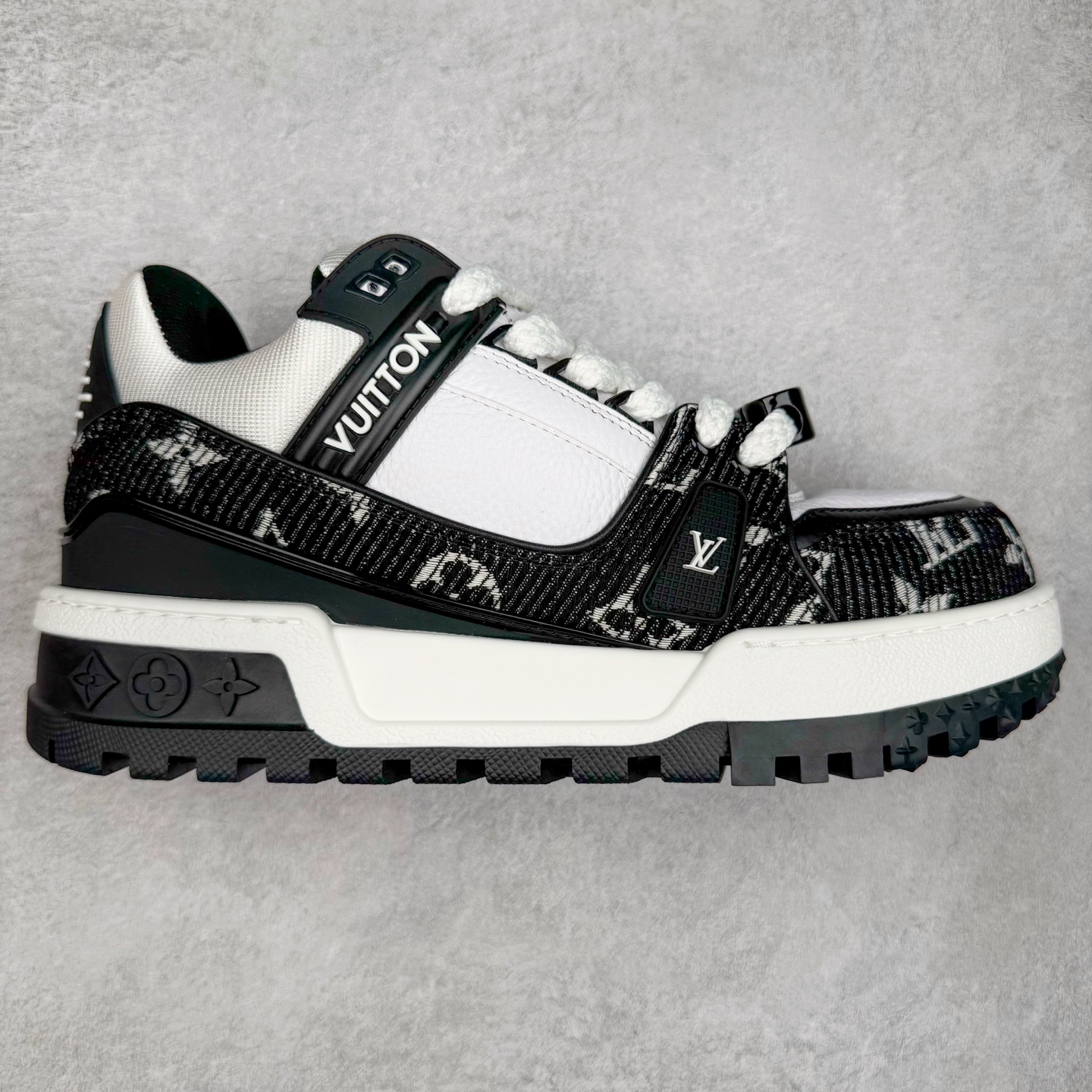 图片[9]-lv Trainer Maxi 小胖丁系列面包鞋 驴牌23S时尚走秀款 原版购入开发历时半年开发打造 原版完美楦型 多次调试 达到还原99% 鞋面独家订制细柔小牛皮 厚实织物鞋带 独家私模超轻TPU大底 原配扣子串珠 正确原装黄色鞋盒 正确中底印花 鞋面印花3D高频深度立体 全鞋电脑针车 紧密相连 针距密度一致 皮面裁剪部位 统一油边封口工艺 备受瞩目火热面包鞋再次拉满流量 各地网红上脚 立体饱满的彩色面包鞋身 超大版型重新诠释了 Virgil Abloh大热lv运动时装鞋 完美增高5CM Size 36 37 38 39 40 41 42 43 44 45-选品中心