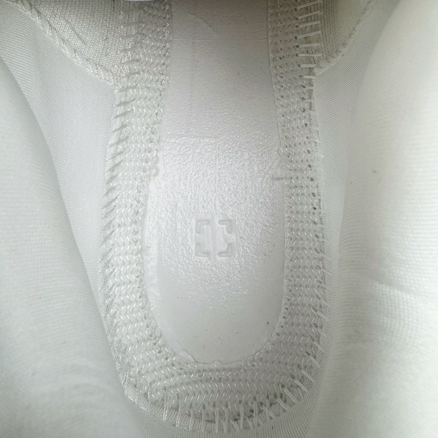 图片[14]-＃Lw纯原 Alo yoga Alo Runner 舒适百搭防滑耐磨低帮跑步鞋 Alo Yoga于2007年创立于洛杉矶，意在传播有意识的运动，同时激发人们的健康意识与创造力。品牌的核心理念在于制作能够带来完美体验的瑜伽服饰与功能性单品，让有意识的运动触入并改变生活。Alo Yoga将其设计延伸到日常服饰概念，坚持不懈地捕捉当代时尚潮流，将品牌的运动美学理念、精致前卫的设计与舒适功能面料完美结合。与此同时，Alo Yoga的设计受到了时尚界人士与名人们的追捧，Talor Swift、Kendall Jenner等街拍照片中都曾出现品牌不同单品的身影。尺码：36 36.5 37.5 38 38.5 39 40 40.5 41 42 42.5 43 44 44.5 45-选品中心