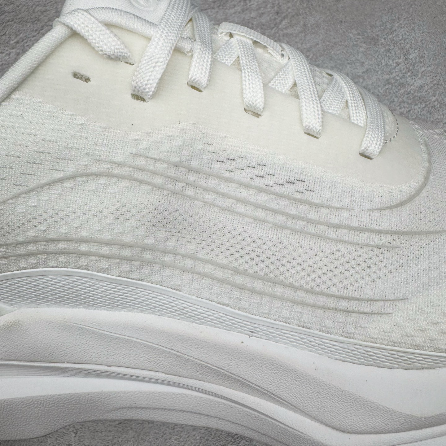 图片[11]-＃Lw纯原 Alo yoga Alo Runner 舒适百搭防滑耐磨低帮跑步鞋 Alo Yoga于2007年创立于洛杉矶，意在传播有意识的运动，同时激发人们的健康意识与创造力。品牌的核心理念在于制作能够带来完美体验的瑜伽服饰与功能性单品，让有意识的运动触入并改变生活。Alo Yoga将其设计延伸到日常服饰概念，坚持不懈地捕捉当代时尚潮流，将品牌的运动美学理念、精致前卫的设计与舒适功能面料完美结合。与此同时，Alo Yoga的设计受到了时尚界人士与名人们的追捧，Talor Swift、Kendall Jenner等街拍照片中都曾出现品牌不同单品的身影。尺码：36 36.5 37.5 38 38.5 39 40 40.5 41 42 42.5 43 44 44.5 45-选品中心