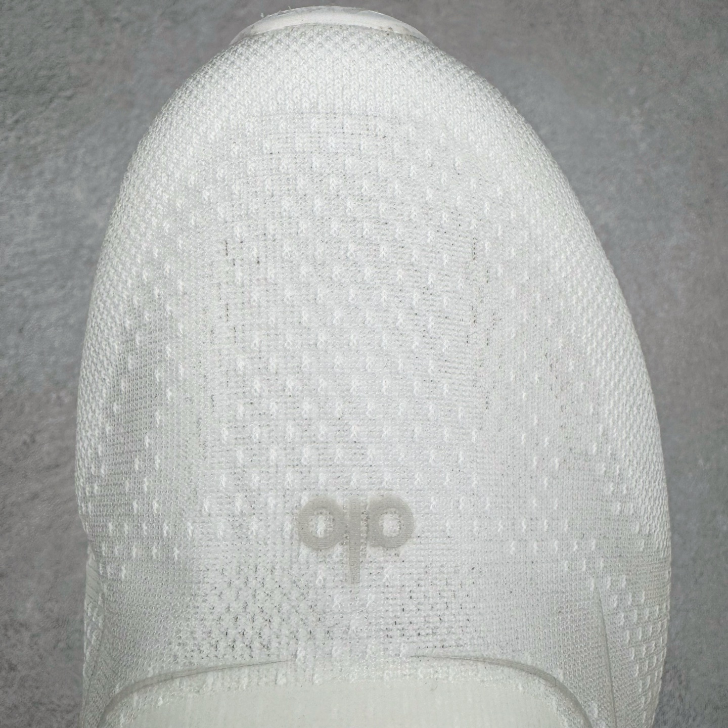 图片[19]-＃Lw纯原 Alo yoga Alo Runner 舒适百搭防滑耐磨低帮跑步鞋 Alo Yoga于2007年创立于洛杉矶，意在传播有意识的运动，同时激发人们的健康意识与创造力。品牌的核心理念在于制作能够带来完美体验的瑜伽服饰与功能性单品，让有意识的运动触入并改变生活。Alo Yoga将其设计延伸到日常服饰概念，坚持不懈地捕捉当代时尚潮流，将品牌的运动美学理念、精致前卫的设计与舒适功能面料完美结合。与此同时，Alo Yoga的设计受到了时尚界人士与名人们的追捧，Talor Swift、Kendall Jenner等街拍照片中都曾出现品牌不同单品的身影。尺码：36 36.5 37.5 38 38.5 39 40 40.5 41 42 42.5 43 44 44.5 45-选品中心