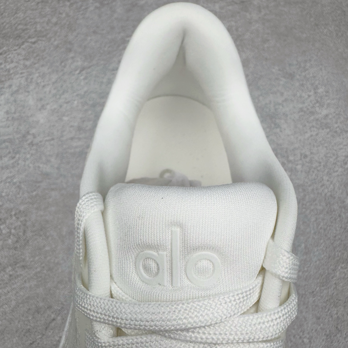 图片[18]-＃Lw纯原 Alo yoga Alo Runner 舒适百搭防滑耐磨低帮跑步鞋 Alo Yoga于2007年创立于洛杉矶，意在传播有意识的运动，同时激发人们的健康意识与创造力。品牌的核心理念在于制作能够带来完美体验的瑜伽服饰与功能性单品，让有意识的运动触入并改变生活。Alo Yoga将其设计延伸到日常服饰概念，坚持不懈地捕捉当代时尚潮流，将品牌的运动美学理念、精致前卫的设计与舒适功能面料完美结合。与此同时，Alo Yoga的设计受到了时尚界人士与名人们的追捧，Talor Swift、Kendall Jenner等街拍照片中都曾出现品牌不同单品的身影。尺码：36 36.5 37.5 38 38.5 39 40 40.5 41 42 42.5 43 44 44.5 45-选品中心