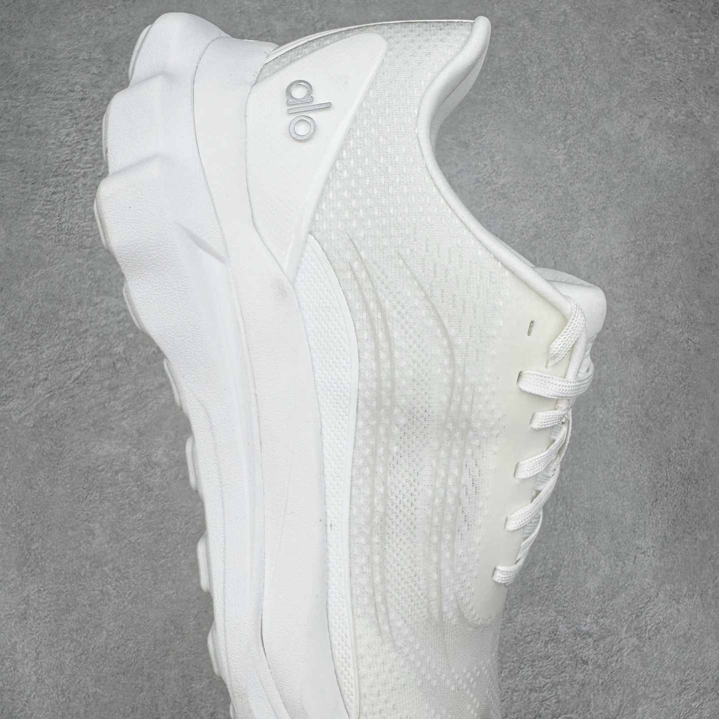 图片[6]-＃Lw纯原 Alo yoga Alo Runner 舒适百搭防滑耐磨低帮跑步鞋 Alo Yoga于2007年创立于洛杉矶，意在传播有意识的运动，同时激发人们的健康意识与创造力。品牌的核心理念在于制作能够带来完美体验的瑜伽服饰与功能性单品，让有意识的运动触入并改变生活。Alo Yoga将其设计延伸到日常服饰概念，坚持不懈地捕捉当代时尚潮流，将品牌的运动美学理念、精致前卫的设计与舒适功能面料完美结合。与此同时，Alo Yoga的设计受到了时尚界人士与名人们的追捧，Talor Swift、Kendall Jenner等街拍照片中都曾出现品牌不同单品的身影。尺码：36 36.5 37.5 38 38.5 39 40 40.5 41 42 42.5 43 44 44.5 45-选品中心