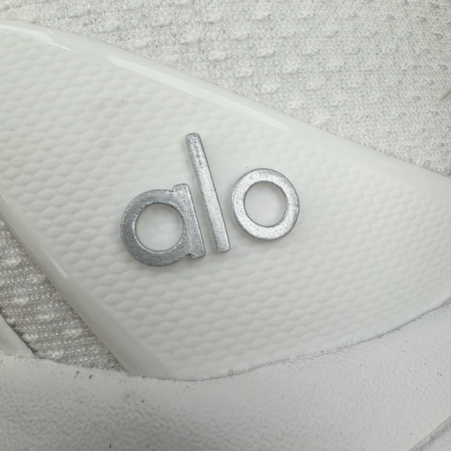 图片[12]-＃Lw纯原 Alo yoga Alo Runner 舒适百搭防滑耐磨低帮跑步鞋 Alo Yoga于2007年创立于洛杉矶，意在传播有意识的运动，同时激发人们的健康意识与创造力。品牌的核心理念在于制作能够带来完美体验的瑜伽服饰与功能性单品，让有意识的运动触入并改变生活。Alo Yoga将其设计延伸到日常服饰概念，坚持不懈地捕捉当代时尚潮流，将品牌的运动美学理念、精致前卫的设计与舒适功能面料完美结合。与此同时，Alo Yoga的设计受到了时尚界人士与名人们的追捧，Talor Swift、Kendall Jenner等街拍照片中都曾出现品牌不同单品的身影。尺码：36 36.5 37.5 38 38.5 39 40 40.5 41 42 42.5 43 44 44.5 45-选品中心