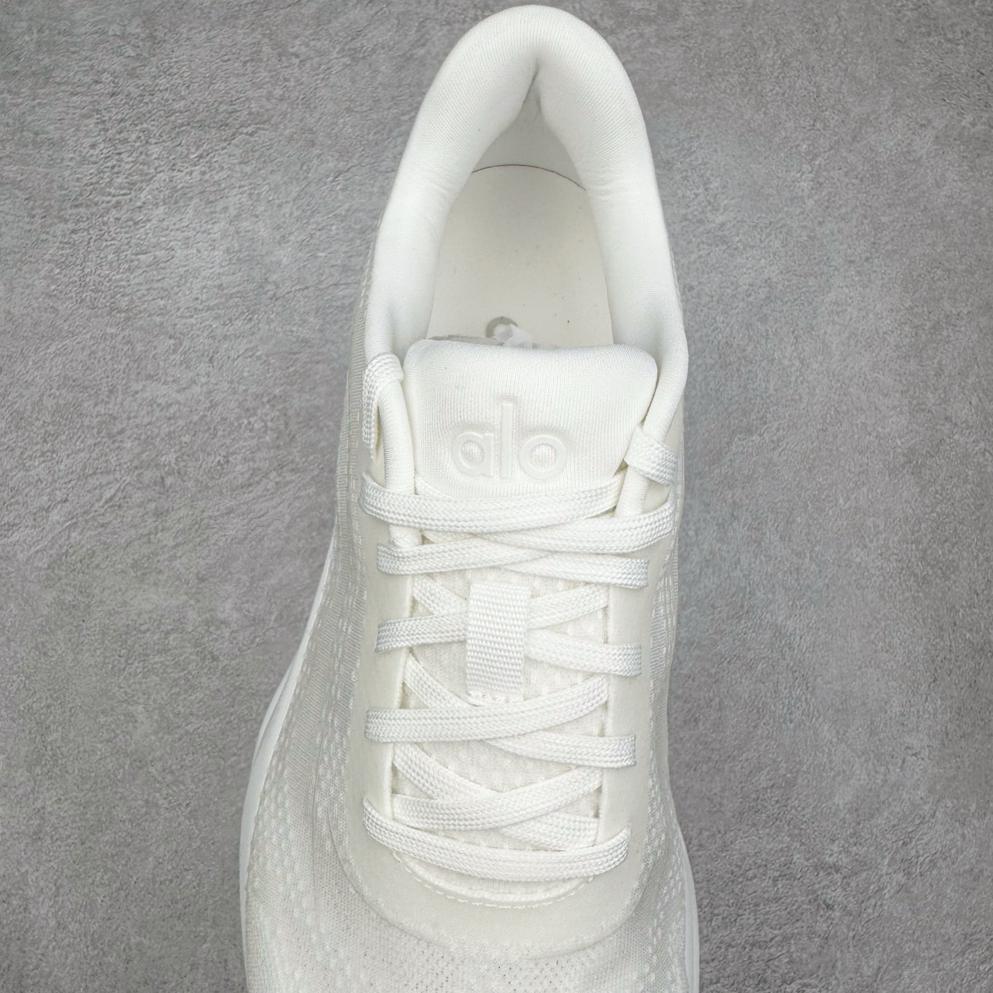 图片[5]-＃Lw纯原 Alo yoga Alo Runner 舒适百搭防滑耐磨低帮跑步鞋 Alo Yoga于2007年创立于洛杉矶，意在传播有意识的运动，同时激发人们的健康意识与创造力。品牌的核心理念在于制作能够带来完美体验的瑜伽服饰与功能性单品，让有意识的运动触入并改变生活。Alo Yoga将其设计延伸到日常服饰概念，坚持不懈地捕捉当代时尚潮流，将品牌的运动美学理念、精致前卫的设计与舒适功能面料完美结合。与此同时，Alo Yoga的设计受到了时尚界人士与名人们的追捧，Talor Swift、Kendall Jenner等街拍照片中都曾出现品牌不同单品的身影。尺码：36 36.5 37.5 38 38.5 39 40 40.5 41 42 42.5 43 44 44.5 45-选品中心