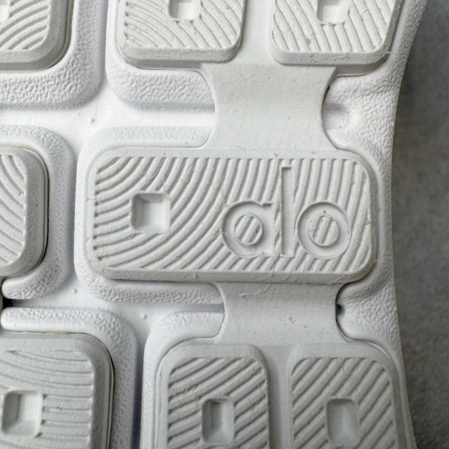 图片[10]-＃Lw纯原 Alo yoga Alo Runner 舒适百搭防滑耐磨低帮跑步鞋 Alo Yoga于2007年创立于洛杉矶，意在传播有意识的运动，同时激发人们的健康意识与创造力。品牌的核心理念在于制作能够带来完美体验的瑜伽服饰与功能性单品，让有意识的运动触入并改变生活。Alo Yoga将其设计延伸到日常服饰概念，坚持不懈地捕捉当代时尚潮流，将品牌的运动美学理念、精致前卫的设计与舒适功能面料完美结合。与此同时，Alo Yoga的设计受到了时尚界人士与名人们的追捧，Talor Swift、Kendall Jenner等街拍照片中都曾出现品牌不同单品的身影。尺码：36 36.5 37.5 38 38.5 39 40 40.5 41 42 42.5 43 44 44.5 45-选品中心