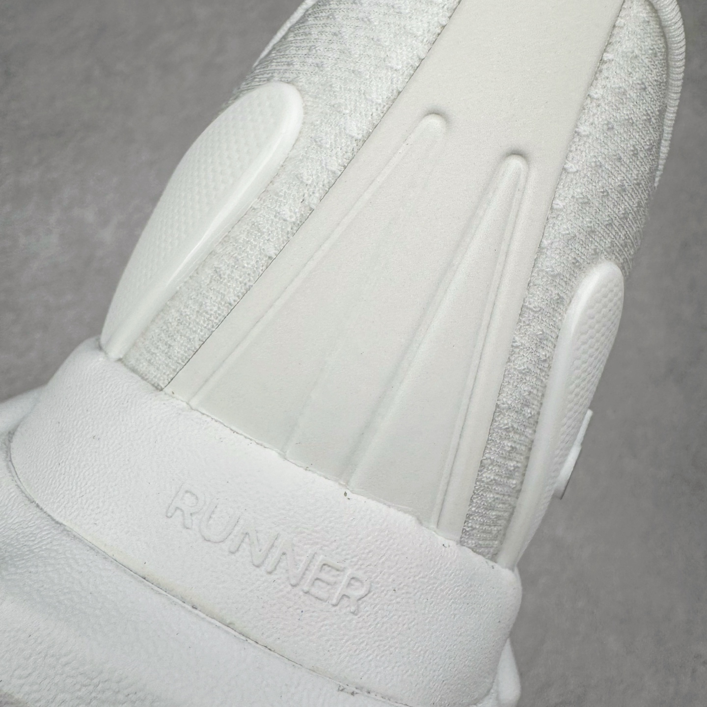 图片[17]-＃Lw纯原 Alo yoga Alo Runner 舒适百搭防滑耐磨低帮跑步鞋 Alo Yoga于2007年创立于洛杉矶，意在传播有意识的运动，同时激发人们的健康意识与创造力。品牌的核心理念在于制作能够带来完美体验的瑜伽服饰与功能性单品，让有意识的运动触入并改变生活。Alo Yoga将其设计延伸到日常服饰概念，坚持不懈地捕捉当代时尚潮流，将品牌的运动美学理念、精致前卫的设计与舒适功能面料完美结合。与此同时，Alo Yoga的设计受到了时尚界人士与名人们的追捧，Talor Swift、Kendall Jenner等街拍照片中都曾出现品牌不同单品的身影。尺码：36 36.5 37.5 38 38.5 39 40 40.5 41 42 42.5 43 44 44.5 45-选品中心