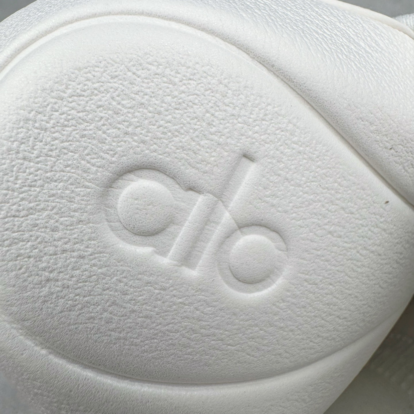 图片[13]-＃Lw纯原 Alo yoga Alo Runner 舒适百搭防滑耐磨低帮跑步鞋 Alo Yoga于2007年创立于洛杉矶，意在传播有意识的运动，同时激发人们的健康意识与创造力。品牌的核心理念在于制作能够带来完美体验的瑜伽服饰与功能性单品，让有意识的运动触入并改变生活。Alo Yoga将其设计延伸到日常服饰概念，坚持不懈地捕捉当代时尚潮流，将品牌的运动美学理念、精致前卫的设计与舒适功能面料完美结合。与此同时，Alo Yoga的设计受到了时尚界人士与名人们的追捧，Talor Swift、Kendall Jenner等街拍照片中都曾出现品牌不同单品的身影。尺码：36 36.5 37.5 38 38.5 39 40 40.5 41 42 42.5 43 44 44.5 45-选品中心