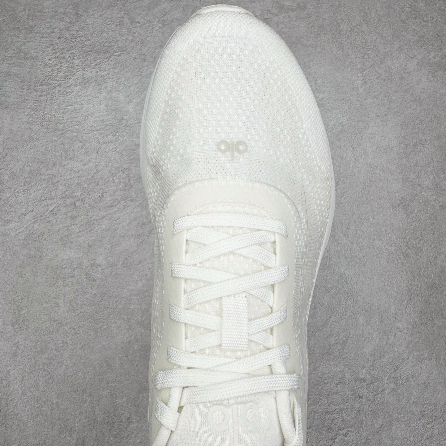 图片[4]-＃Lw纯原 Alo yoga Alo Runner 舒适百搭防滑耐磨低帮跑步鞋 Alo Yoga于2007年创立于洛杉矶，意在传播有意识的运动，同时激发人们的健康意识与创造力。品牌的核心理念在于制作能够带来完美体验的瑜伽服饰与功能性单品，让有意识的运动触入并改变生活。Alo Yoga将其设计延伸到日常服饰概念，坚持不懈地捕捉当代时尚潮流，将品牌的运动美学理念、精致前卫的设计与舒适功能面料完美结合。与此同时，Alo Yoga的设计受到了时尚界人士与名人们的追捧，Talor Swift、Kendall Jenner等街拍照片中都曾出现品牌不同单品的身影。尺码：36 36.5 37.5 38 38.5 39 40 40.5 41 42 42.5 43 44 44.5 45-选品中心