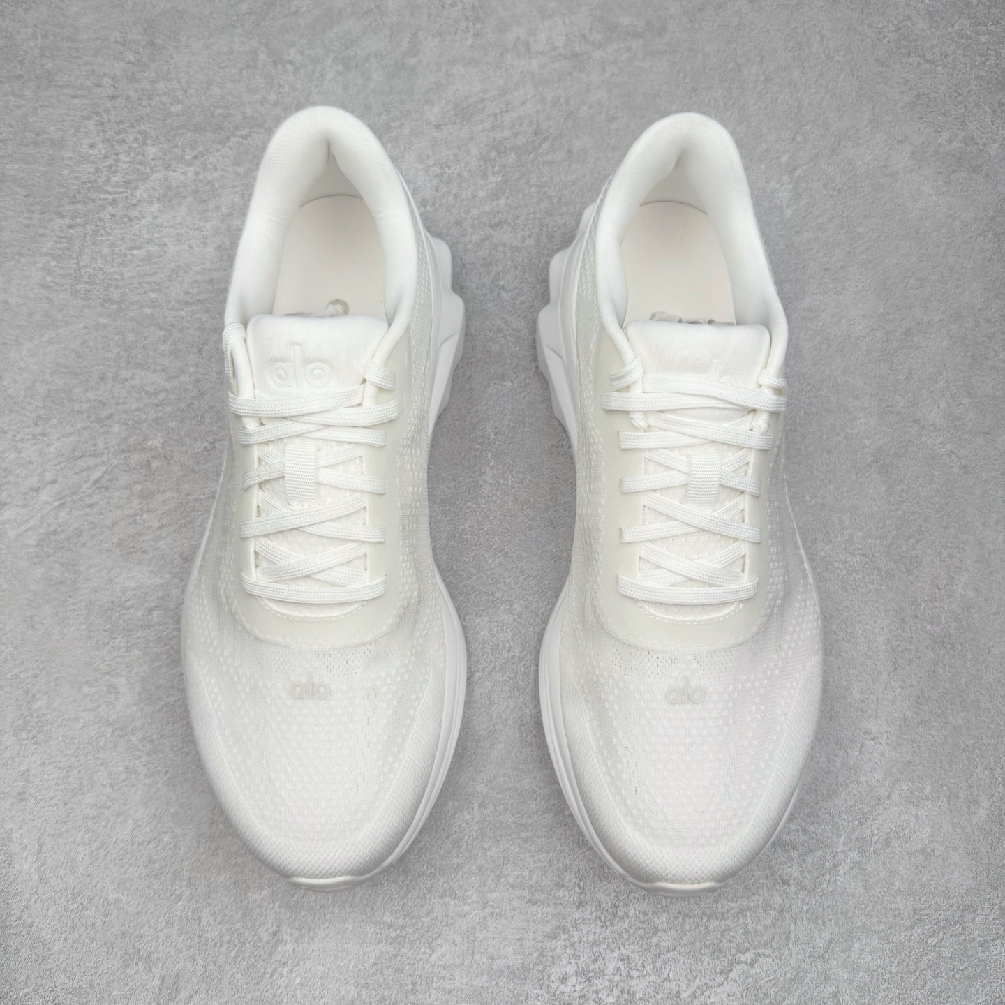 图片[2]-＃Lw纯原 Alo yoga Alo Runner 舒适百搭防滑耐磨低帮跑步鞋 Alo Yoga于2007年创立于洛杉矶，意在传播有意识的运动，同时激发人们的健康意识与创造力。品牌的核心理念在于制作能够带来完美体验的瑜伽服饰与功能性单品，让有意识的运动触入并改变生活。Alo Yoga将其设计延伸到日常服饰概念，坚持不懈地捕捉当代时尚潮流，将品牌的运动美学理念、精致前卫的设计与舒适功能面料完美结合。与此同时，Alo Yoga的设计受到了时尚界人士与名人们的追捧，Talor Swift、Kendall Jenner等街拍照片中都曾出现品牌不同单品的身影。尺码：36 36.5 37.5 38 38.5 39 40 40.5 41 42 42.5 43 44 44.5 45-选品中心
